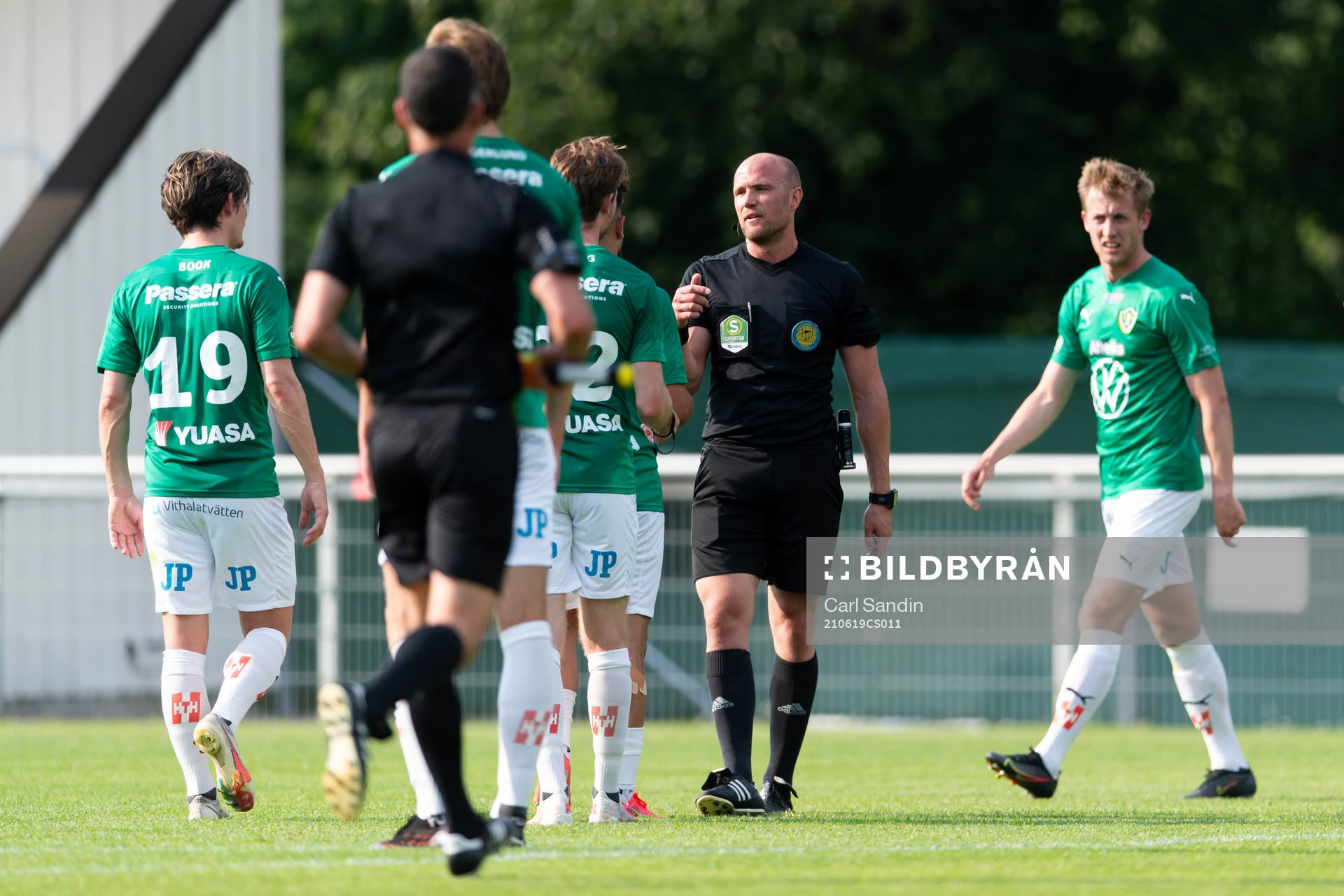 Spelarna i Jönköping regarera mot domare Patrik Eriksson