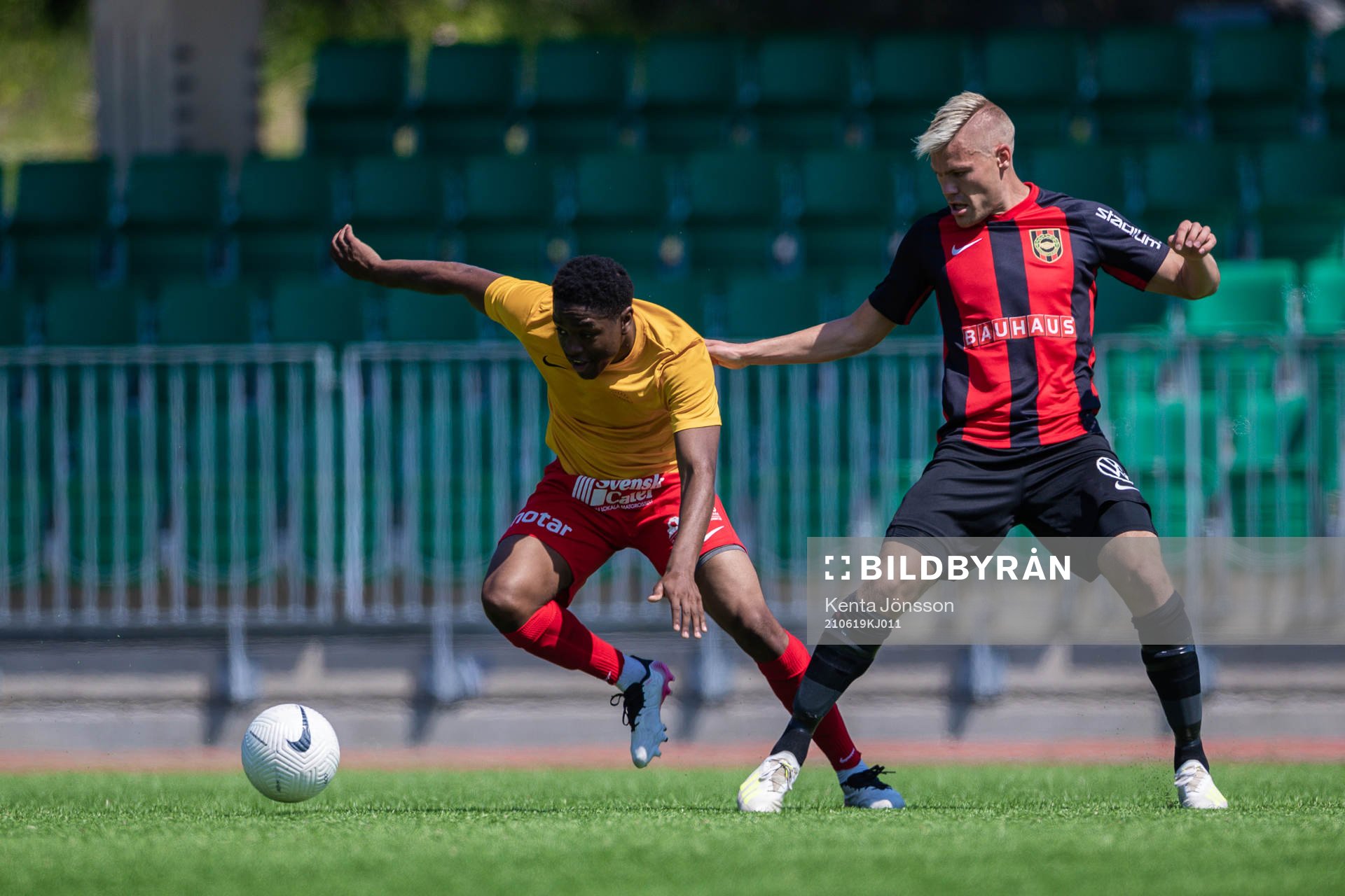 Örebro Syrianskas Nadir Ayeva och Brommapojkarnas Martin