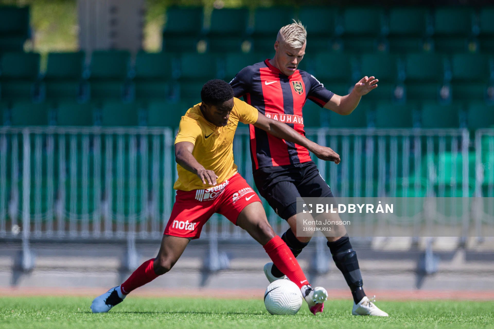 Örebro Syrianskas Nadir Ayeva och Brommapojkarnas Martin