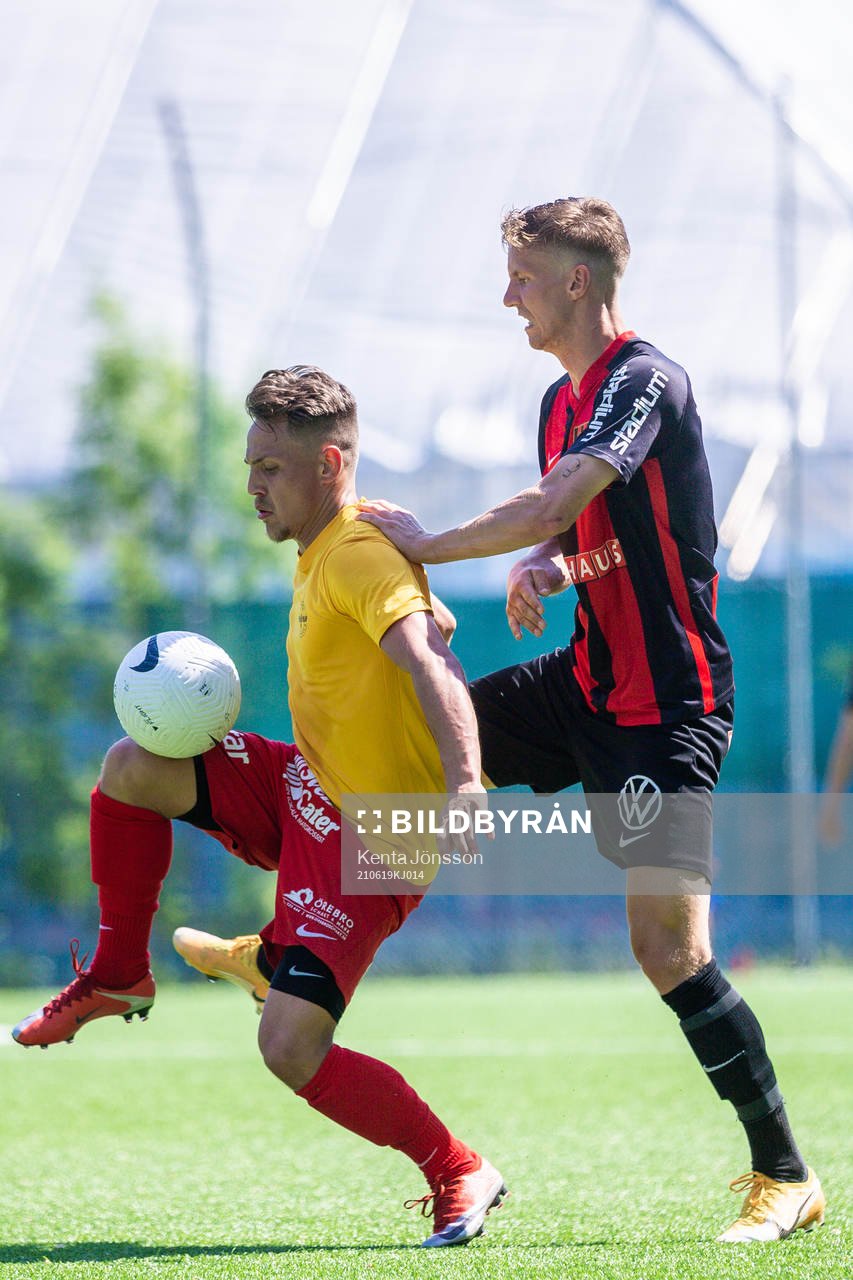 Brommapojkarnas Samuel Leach Holm och Örebro Syrianskas