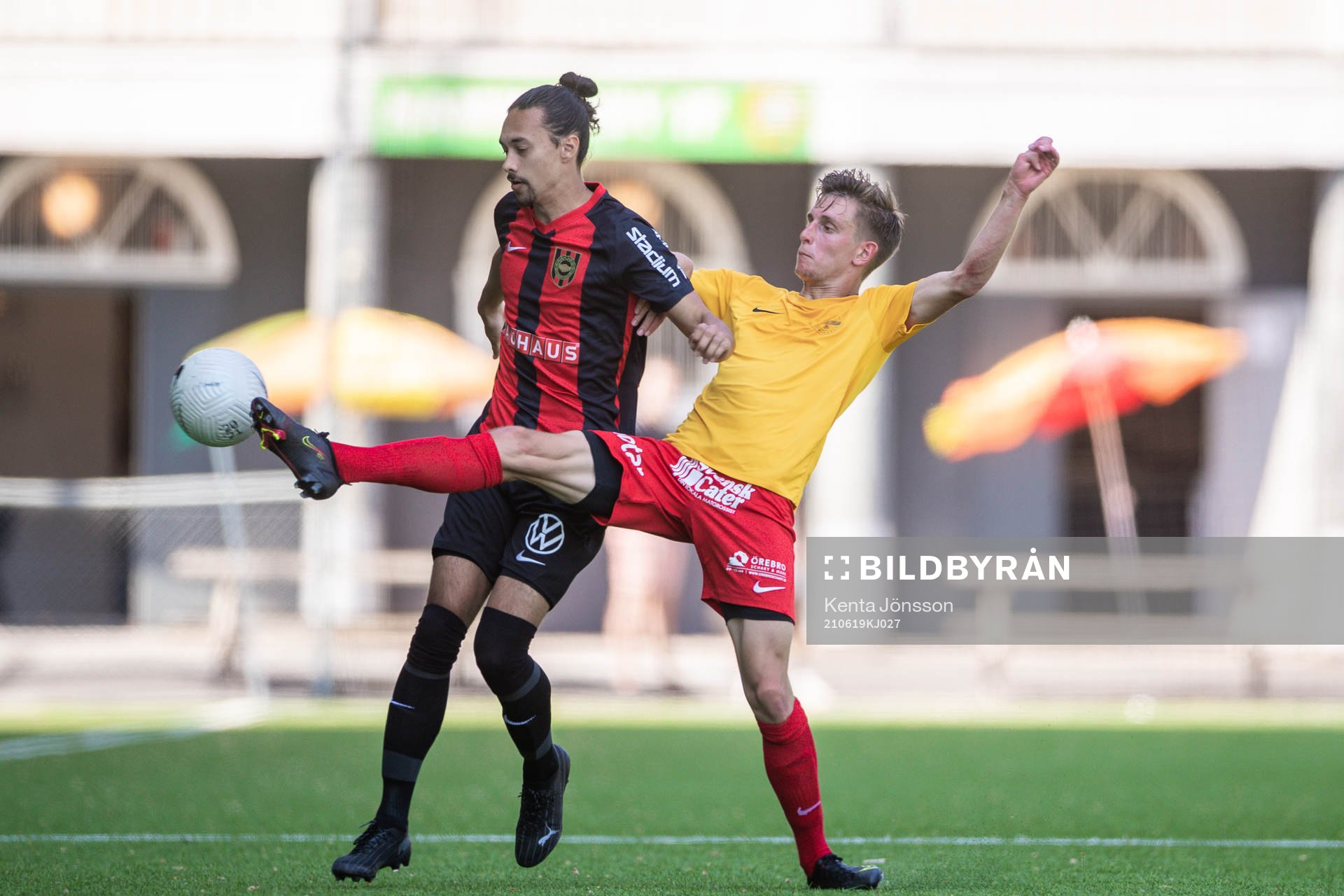 Brommapojkarnas Monir Jelassi och Örebro Syrianskas Felix Bindelöv under fotbollsmatchen i Division 1 norra mellan Brommapojkarna och Örebro Syrianska den 19 juni 2021 i Stockholm.