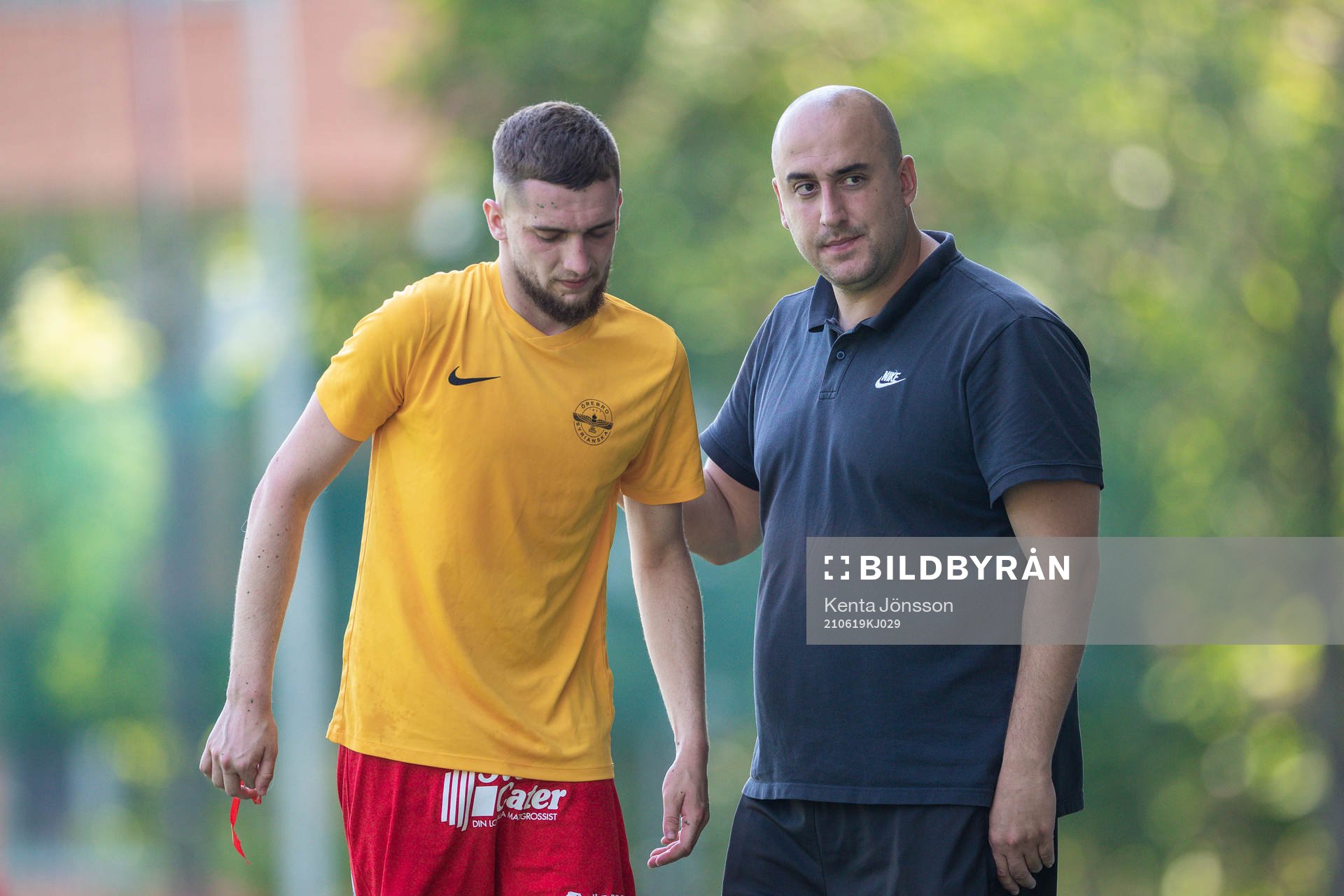 Örebro Syrianskas Adnan Catic deppar bredvid tränare