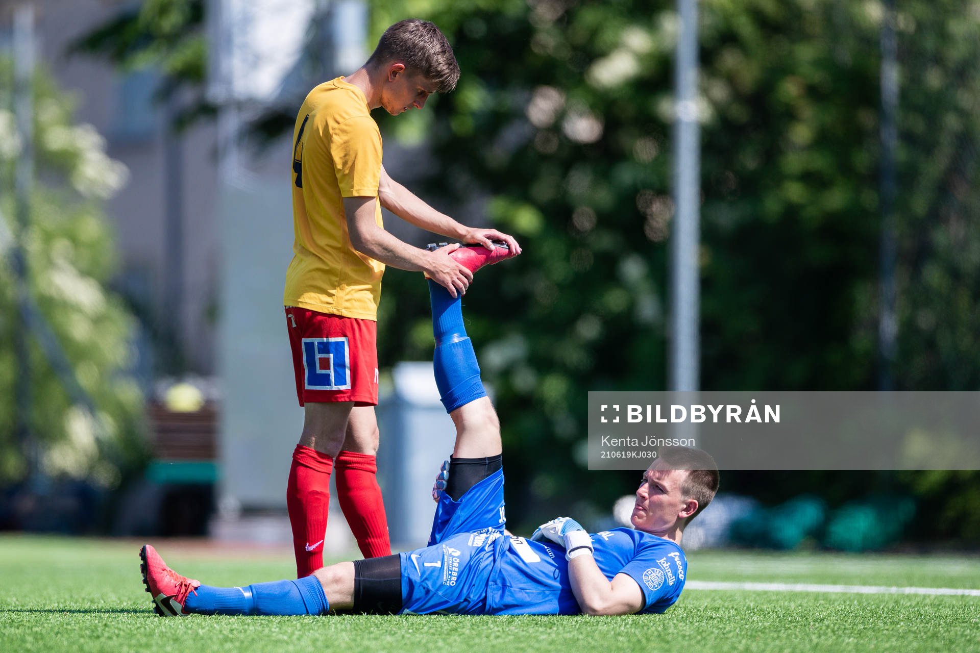 Örebro Syrianskas Felix Bindelöv och målvakt Jakob Kindberg under fotbollsmatchen i Division 1 norra mellan Brommapojkarna och Örebro Syrianska den 19 juni 2021 i Stockholm.