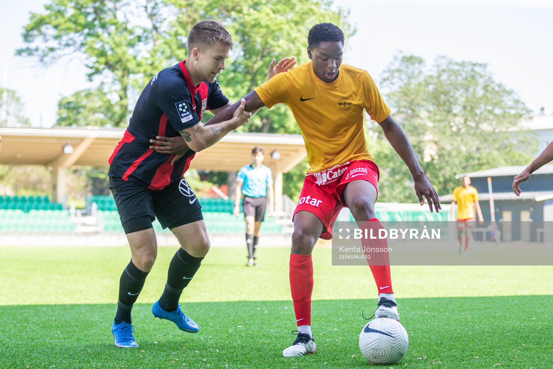 Brommapojkarnas Amadeus Sögaard och Örebro Syrianskas