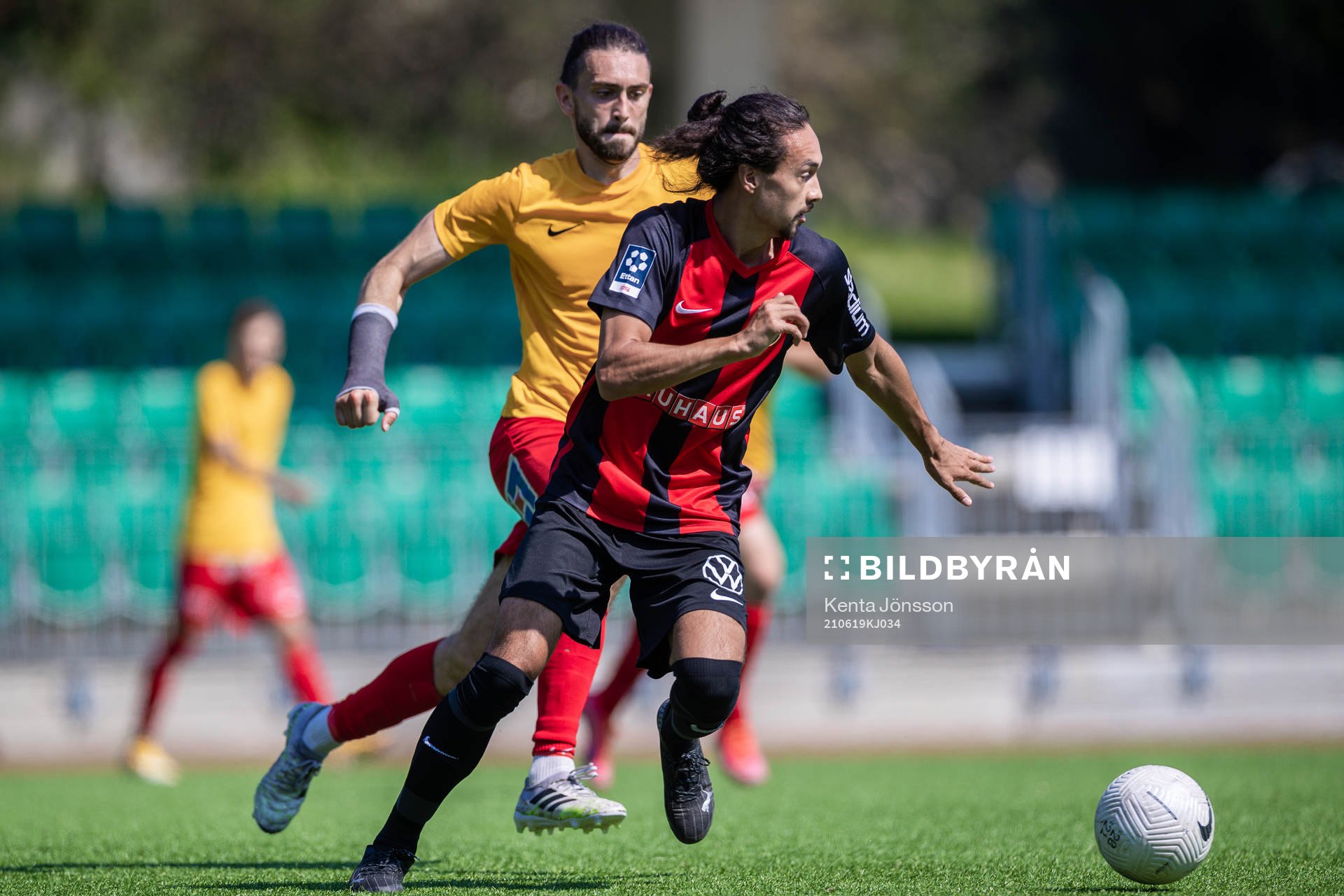 Örebro Syrianskas Laurence Bell och Brommapojkarnas Monir