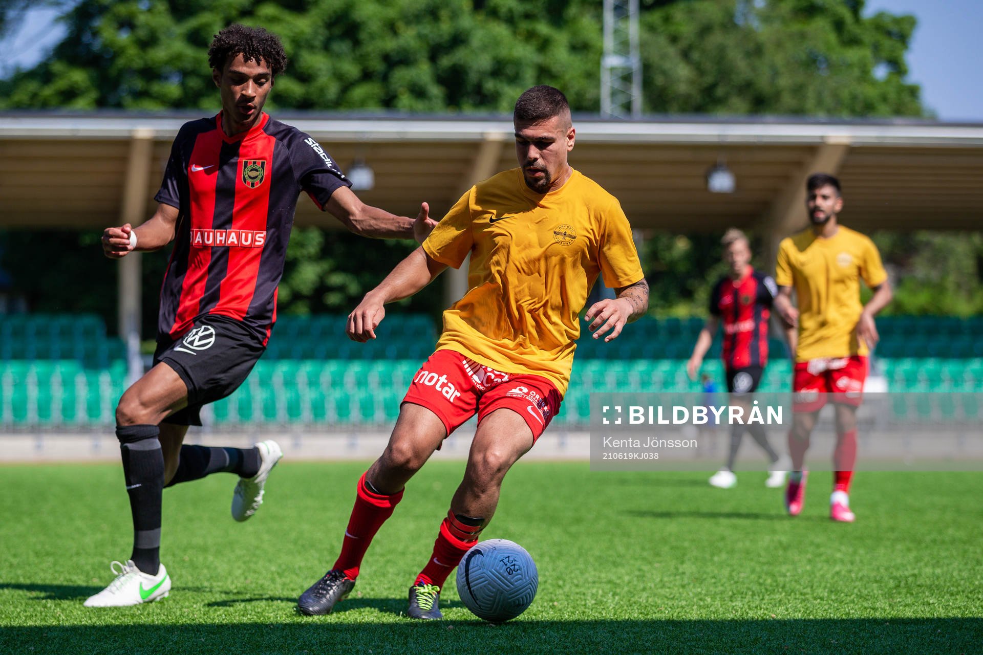 Brommapojkarnas Jesper Ceesay och Örebro Syrianskas Sermed