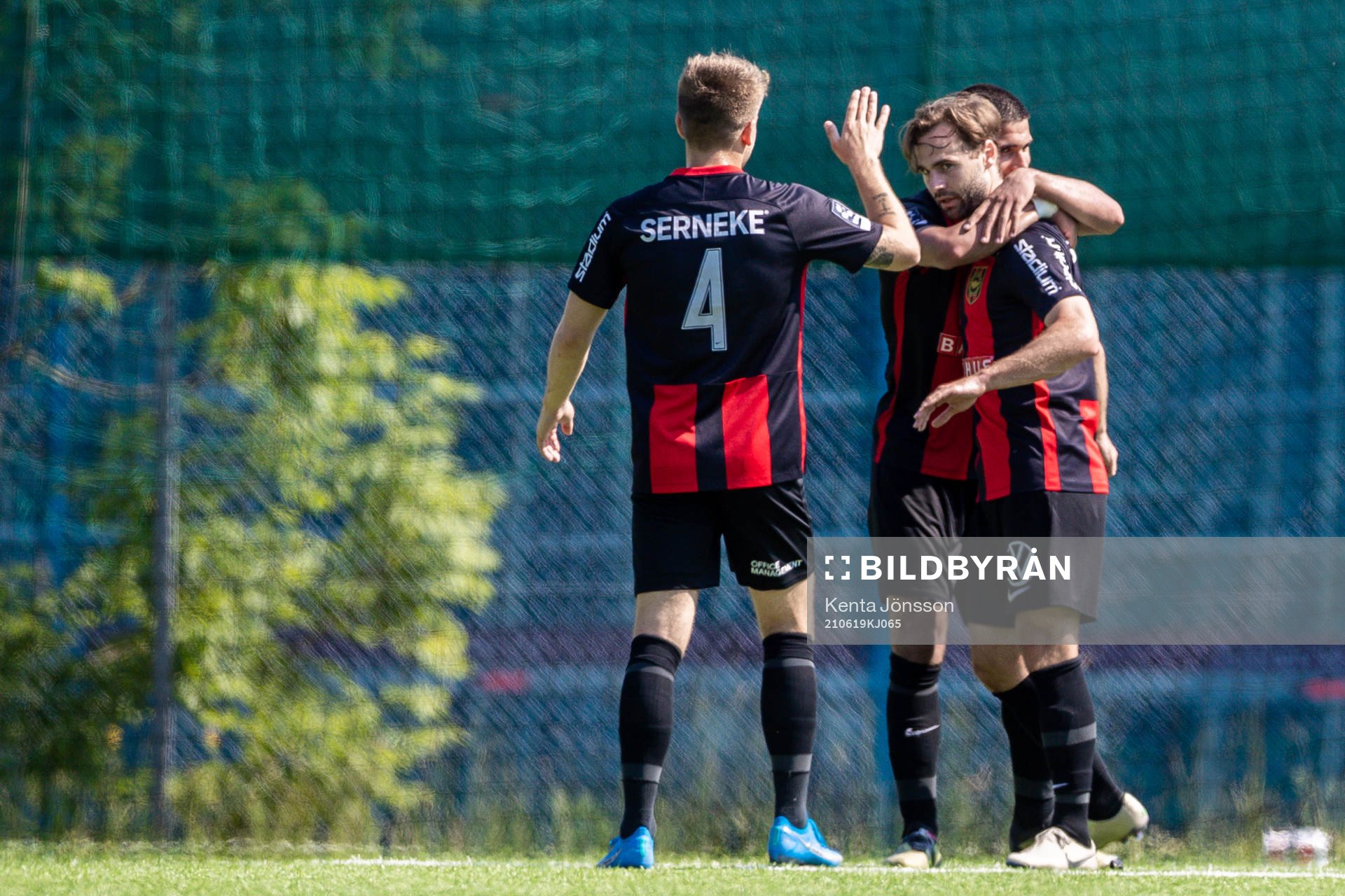 Brommapojkarnas Simon Helg jublar