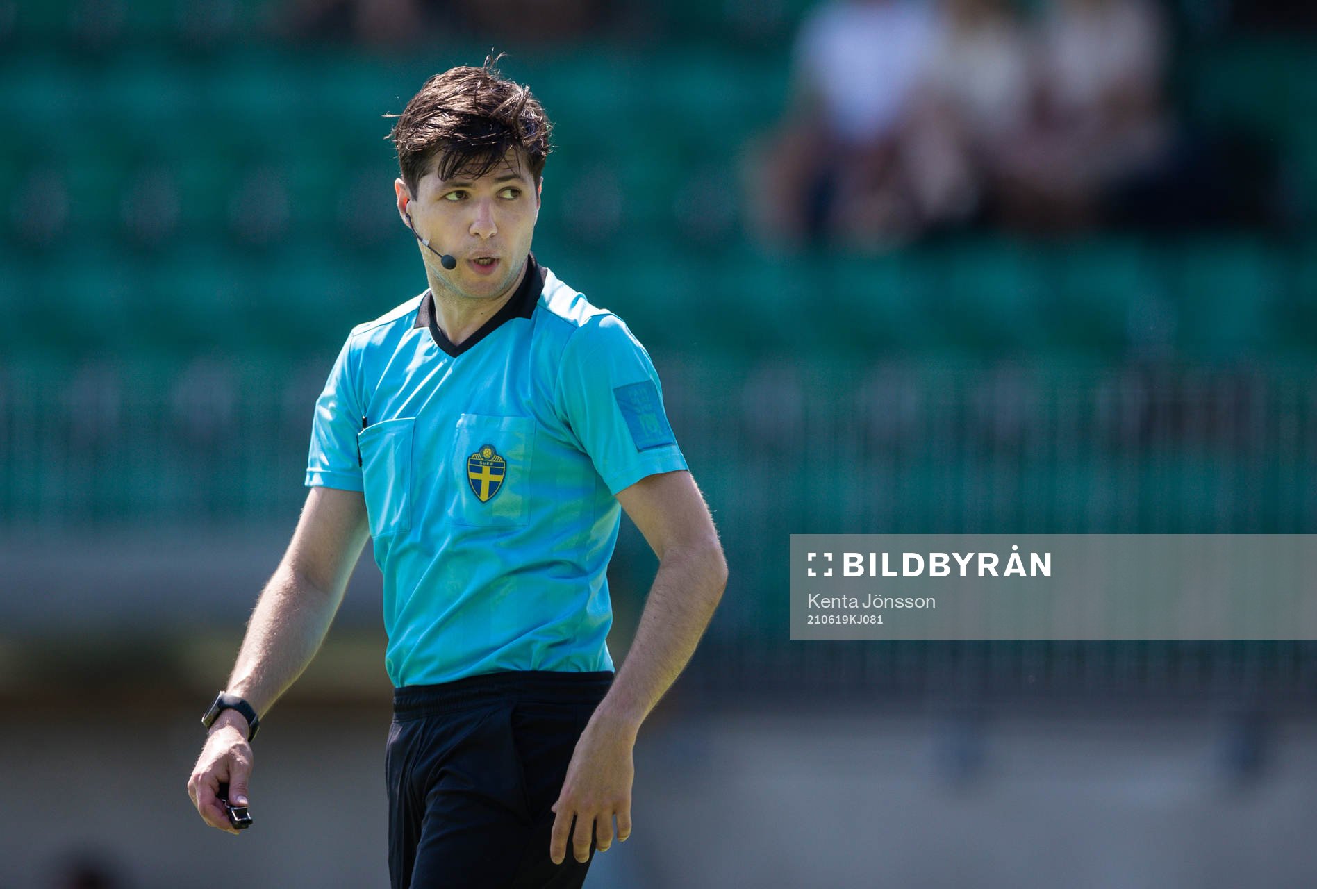 Domare Arian Chalak under fotbollsmatchen i Division 1 norra mellan Brommapojkarna och Örebro Syrianska den 19 juni 2021 i Stockholm.