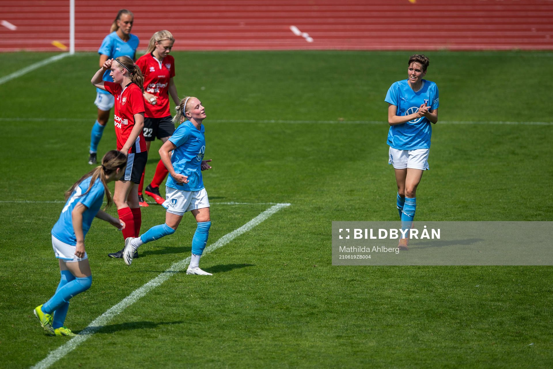 Malmö FFs Melina Skarström jublar efter 14-0 under fotbollsmatchen i Division 3 Sydvästra Skåne mellan Malmö FF och Lindeborg den 19 juni 2021 i Malmö.