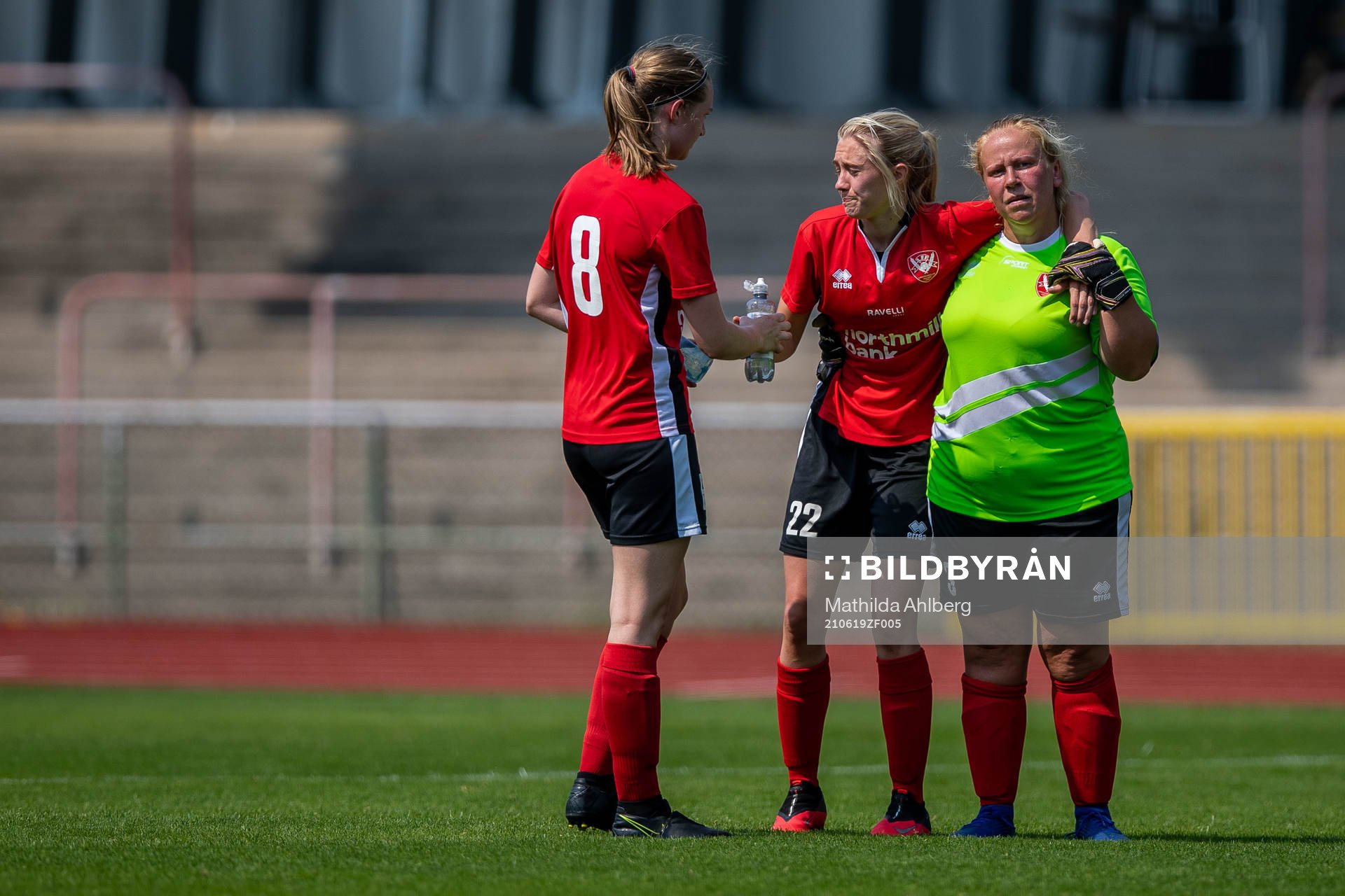 Lindeborgs Frida Lilja och Sofia Jönsson hjälper Elin
