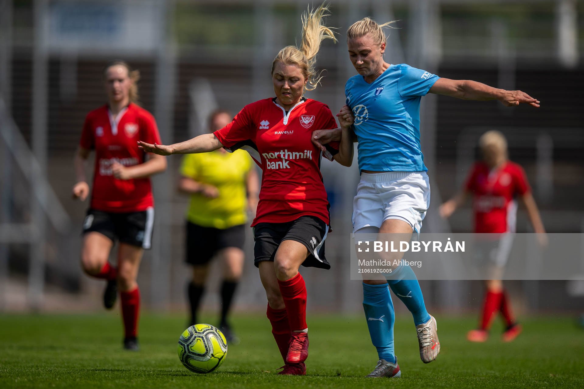 Lindeborgs Lina Robertsson Nyman och Malmö FFs Madeleine Hejde under fotbollsmatchen i Division 3 Sydvästra Skåne mellan Malmö FF och Lindeborg den 19 juni 2021 i Malmö.