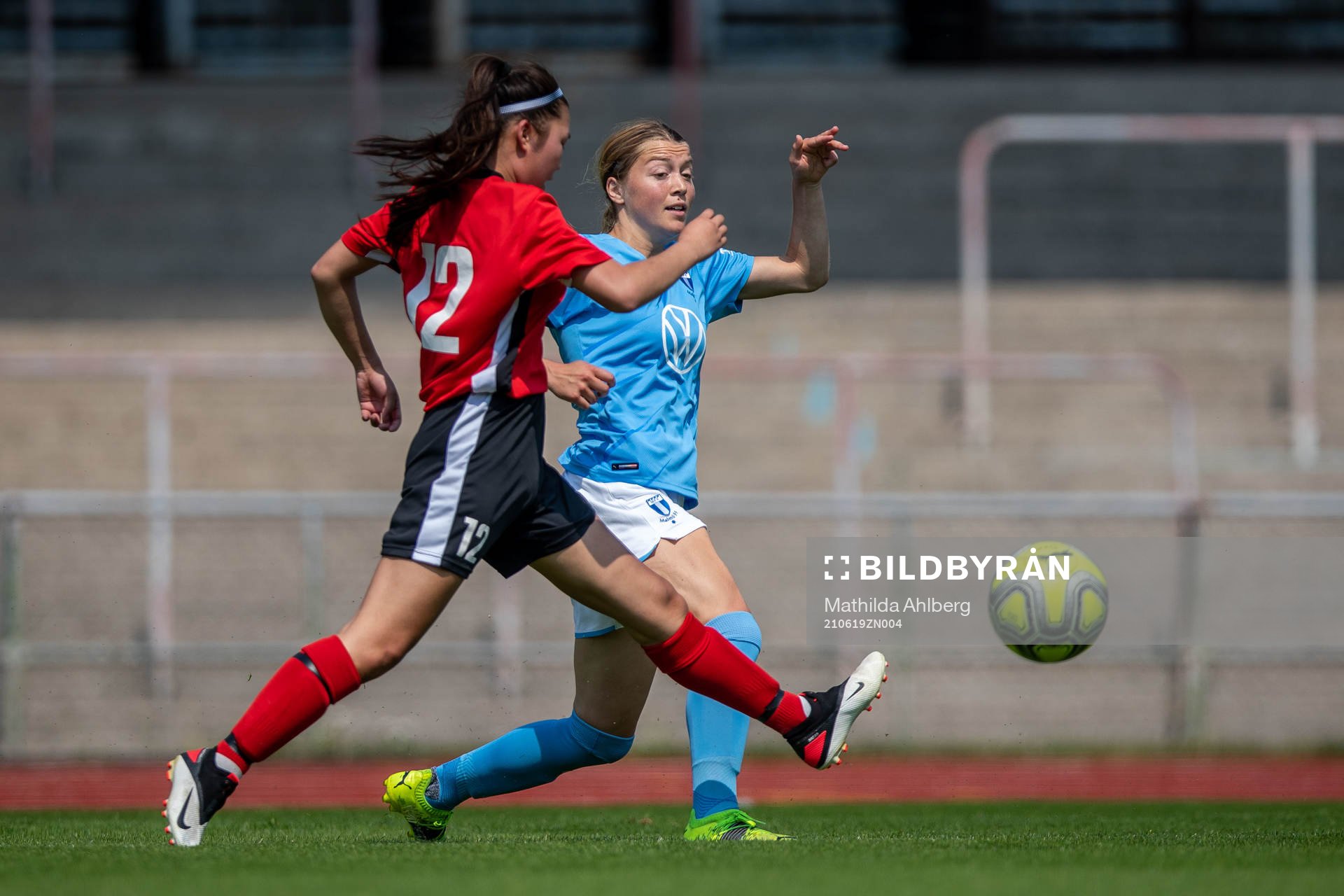 Lindeborgs Maja Sundqvist och Malmö FFs Elvira Ramel under fotbollsmatchen i Division 3 Sydvästra Skåne mellan Malmö FF och Lindeborg den 19 juni 2021 i Malmö.