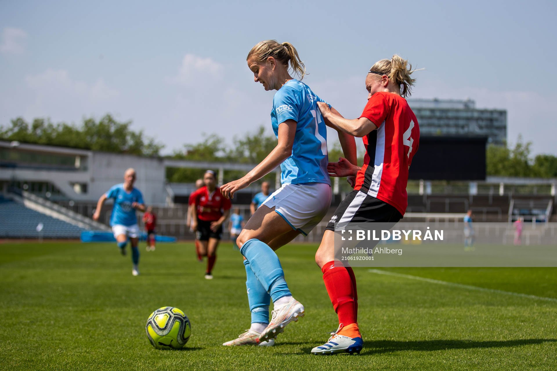 Malmö FFs Annelie Nilsson och Lindeborgs Julia Samuelsson