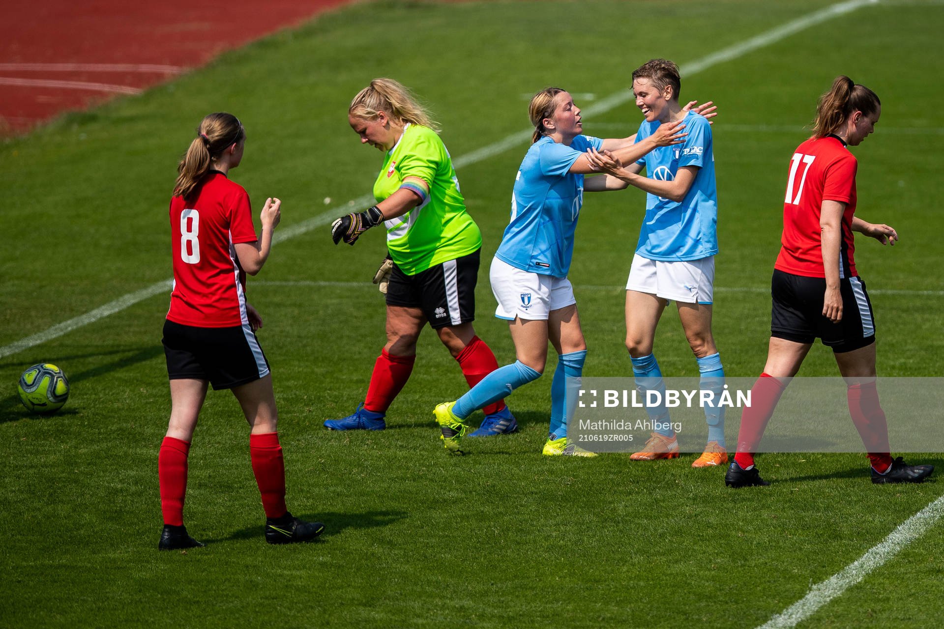 Malmö FFs Anna Hellsten jublar efter 16-0 under fotbollsmatchen i Division 3 Sydvästra Skåne mellan Malmö FF och Lindeborg den 19 juni 2021 i Malmö.