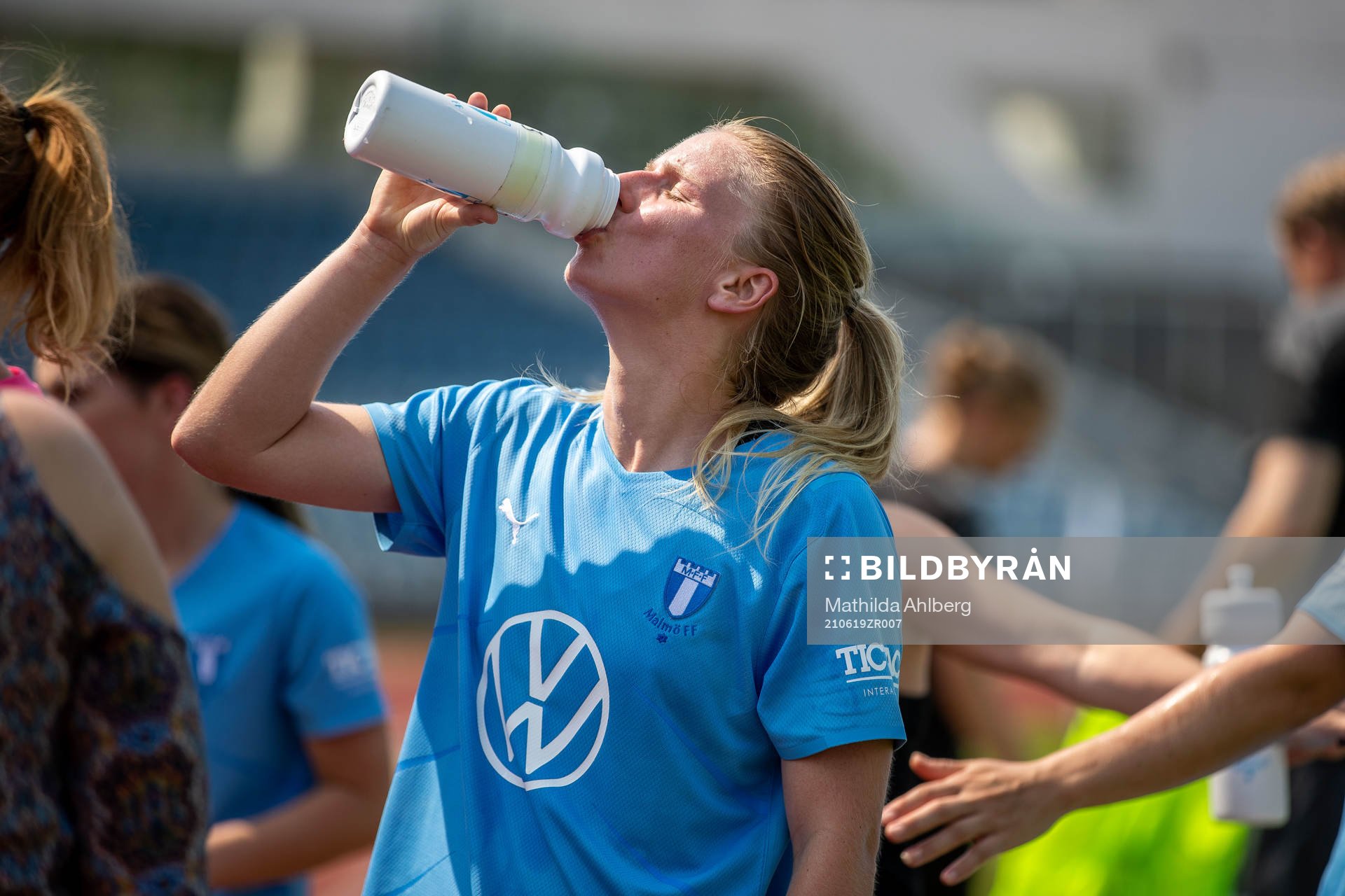 Malmö FFs Amanda Kander dricker