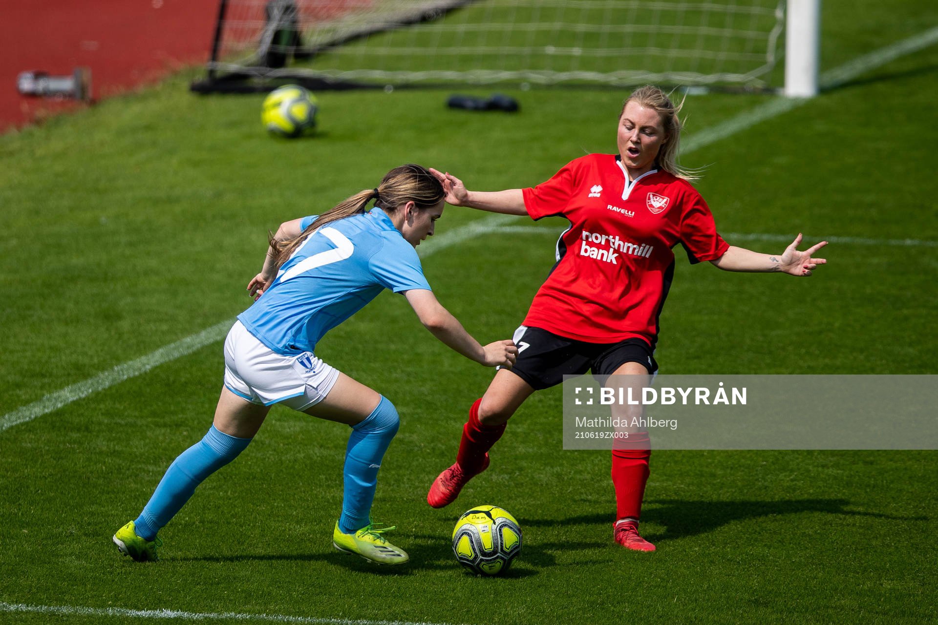 Malmö FFs Mikaela Cindric och Lindeborgs Lina Robertsson Nyman under fotbollsmatchen i Division 3 Sydvästra Skåne mellan Malmö FF och Lindeborg den 19 juni 2021 i Malmö.