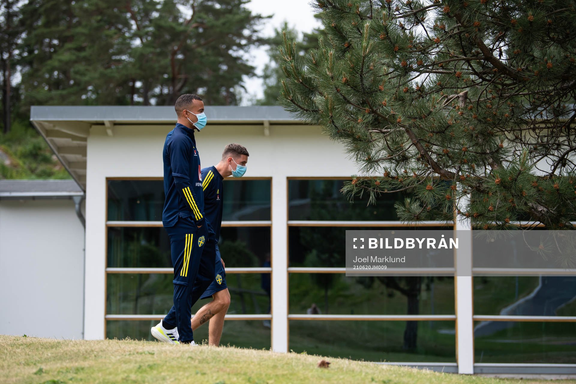 Robin Quaison and Mikael Lustig of the Swedish national