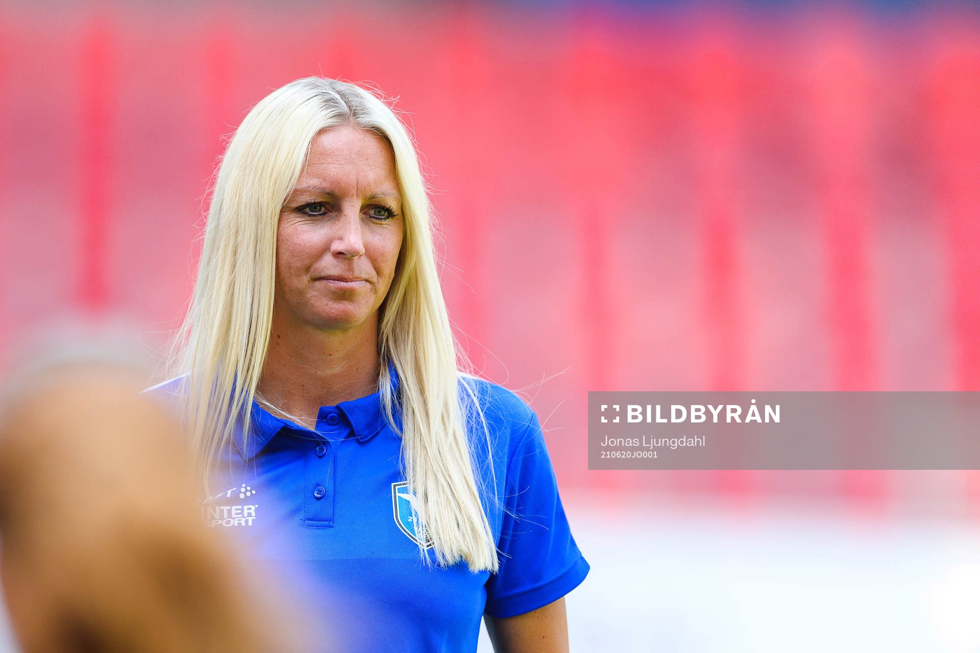 Växjös tränare Maria Nilsson före fotbollsmatchen i
