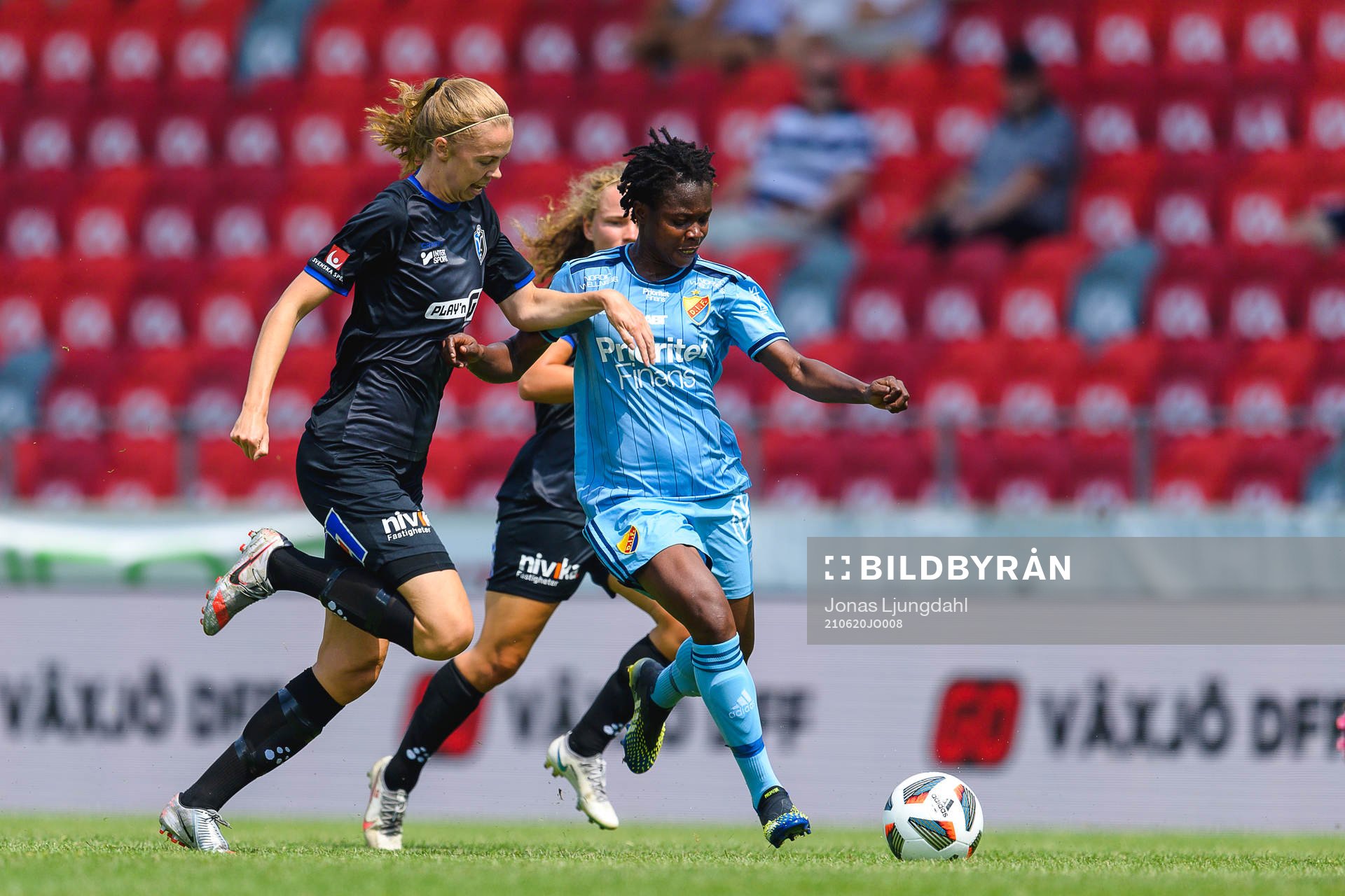 Växjös Elin Nilsson och Djurgårdens Portia Boakye