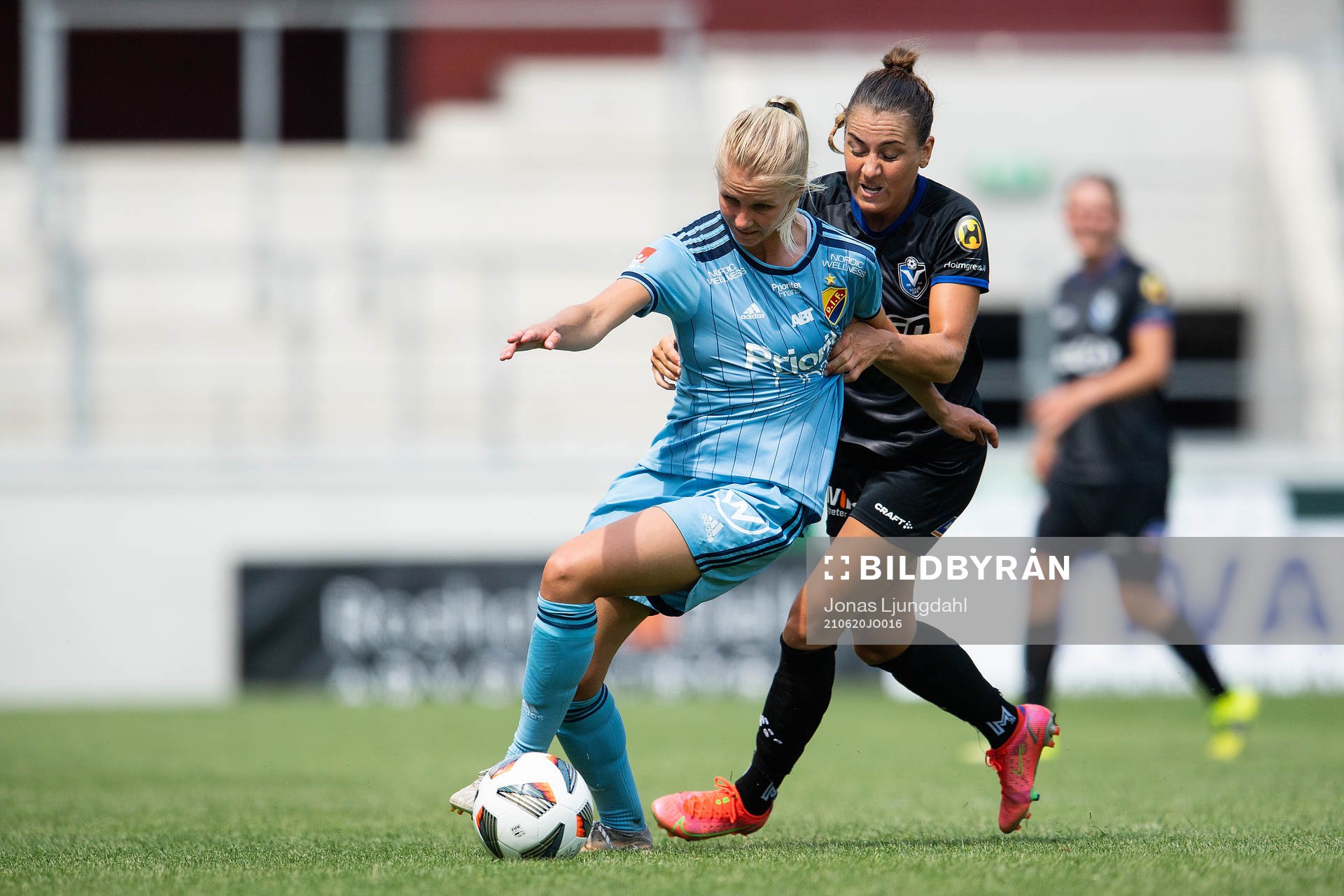 Djurgårdens Nellie Lilja och Växjös Andrea Mist