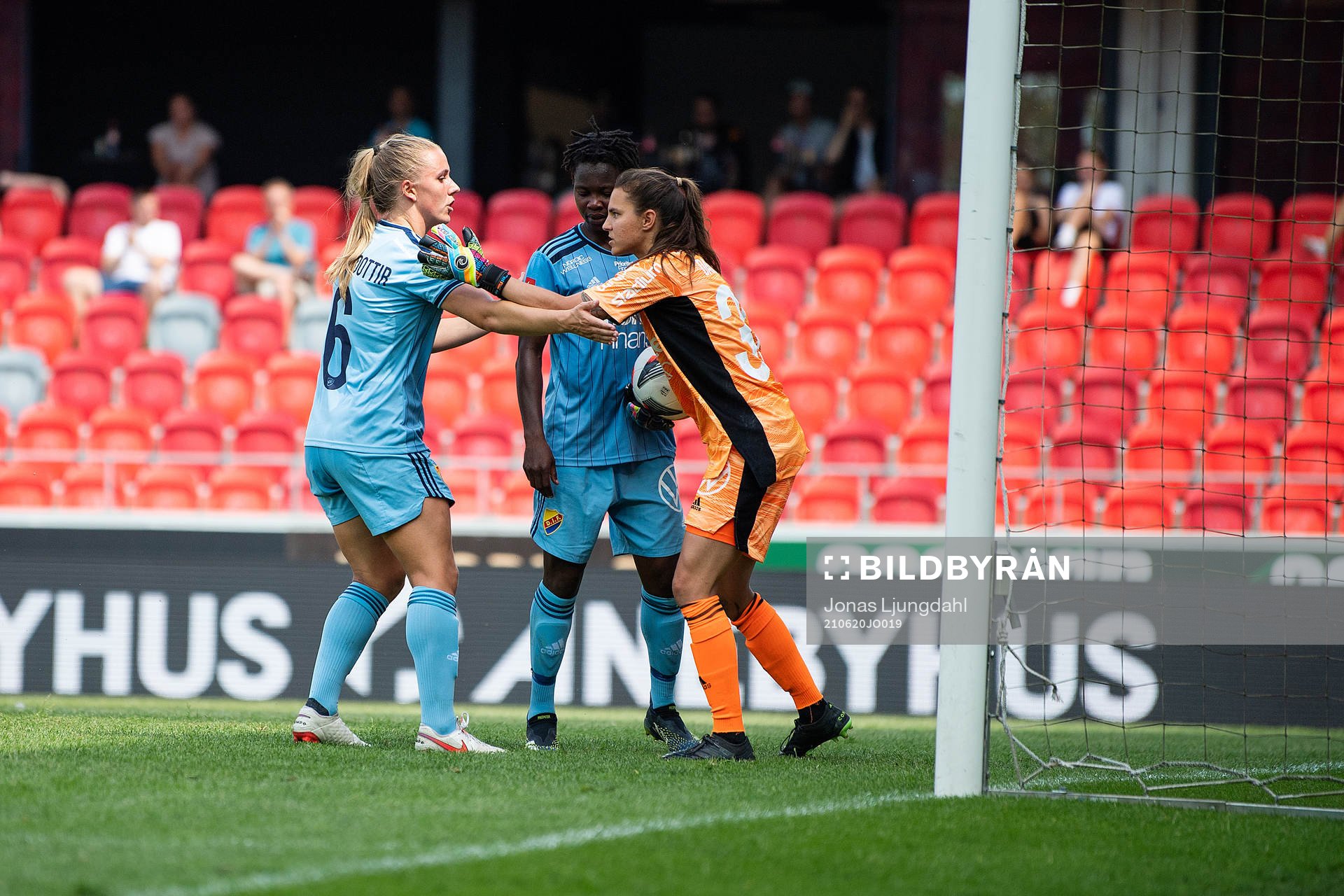 Djurgårdens Gudrun Arnadottir och målvakt Kelsey