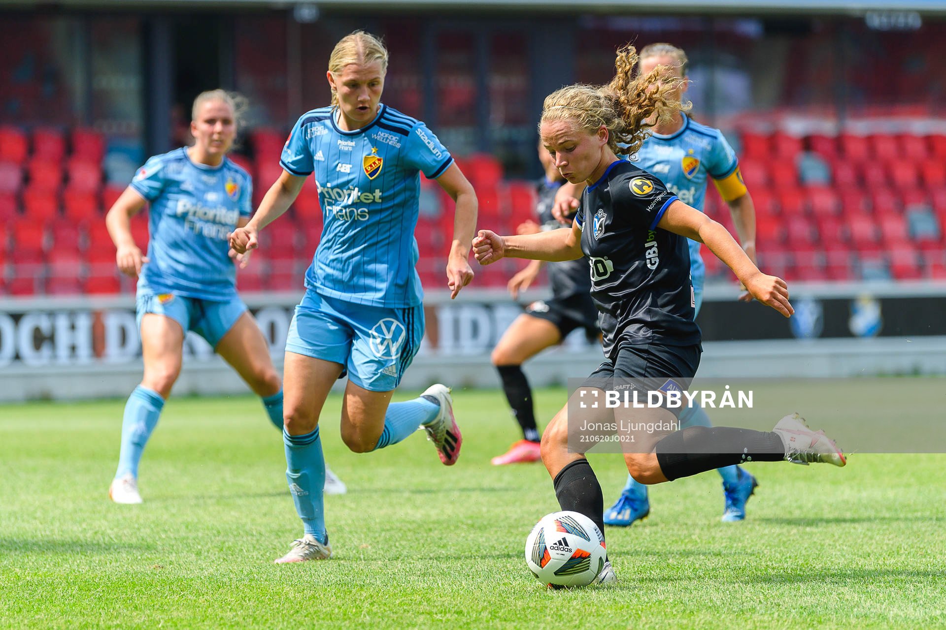 Växjös Signe Holt Andersen oroar vid Djurgårdens Sara