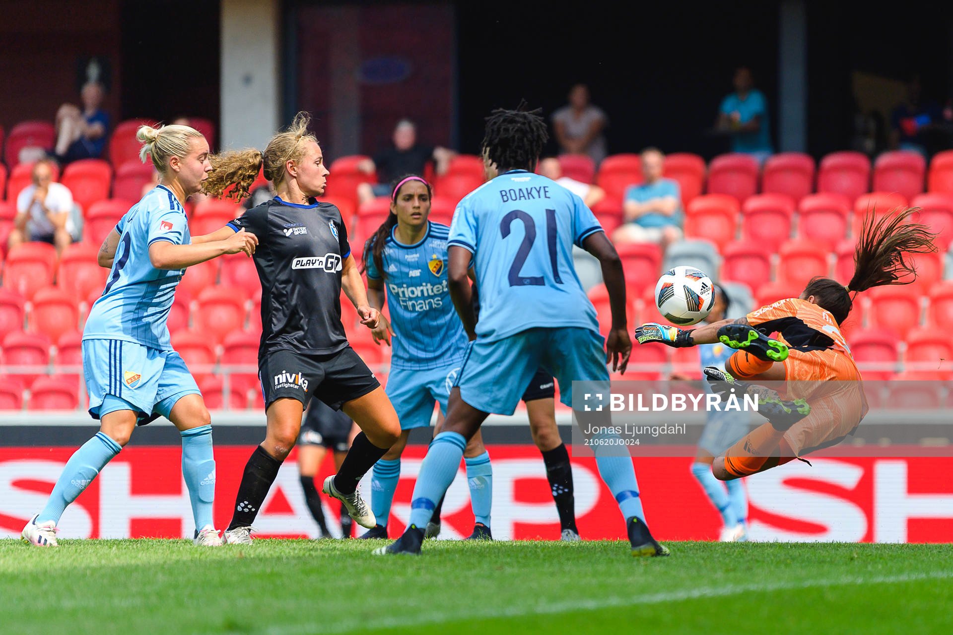 Djurgårdens målvakt Kelsey Daugherty räddar ett avslut