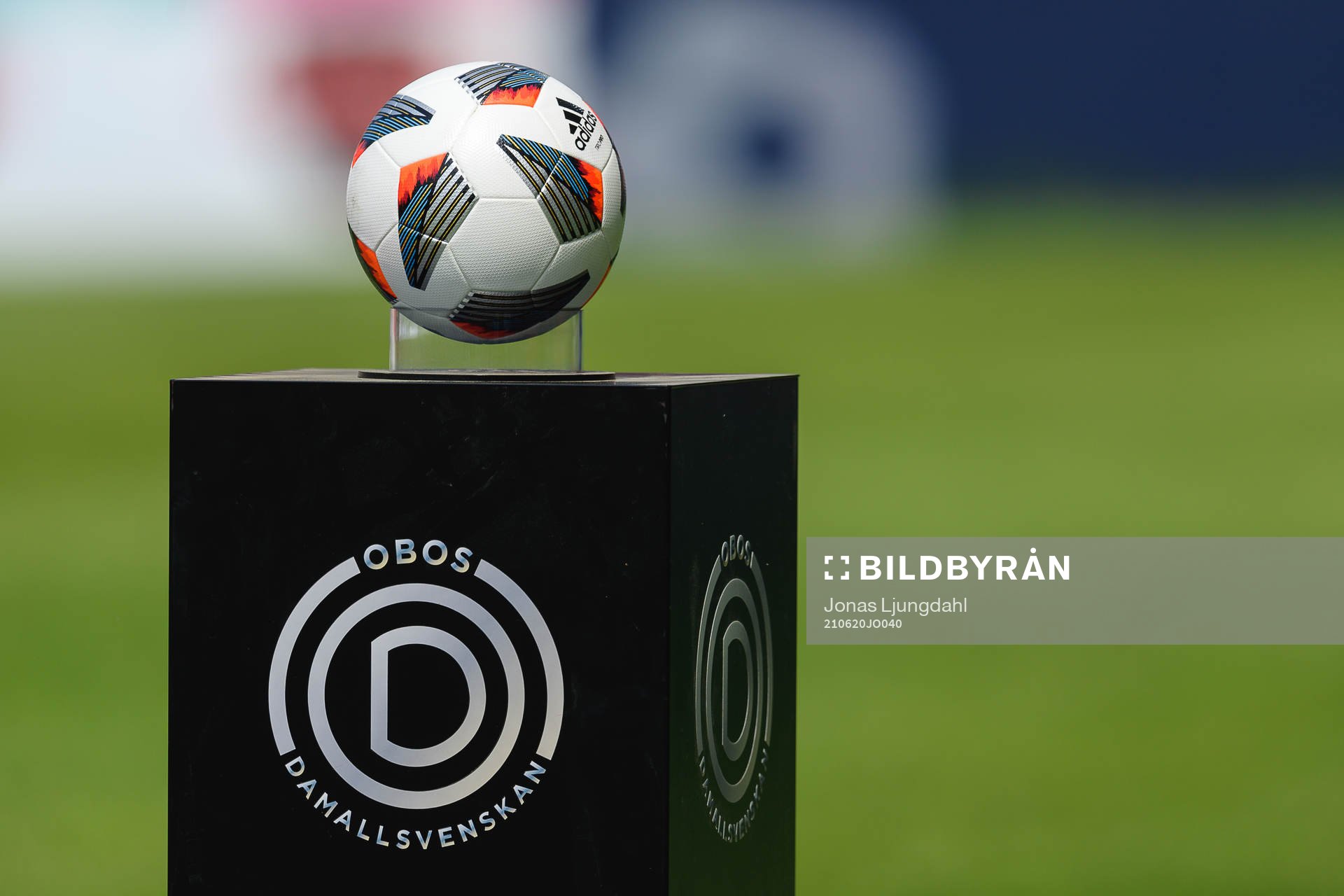 Matchboll före fotbollsmatchen i Damallsvenskan mellan