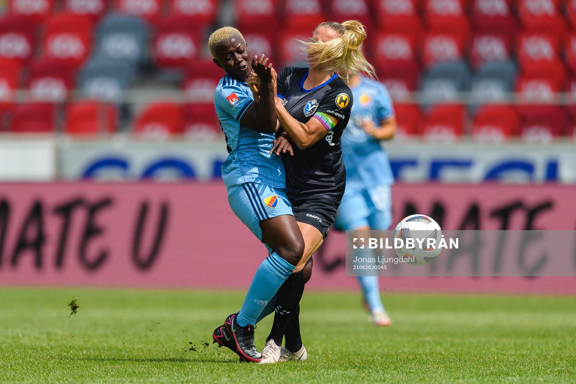 Djurgårdens Elizabeth Addo krockar med Växjös Emmi Alanen