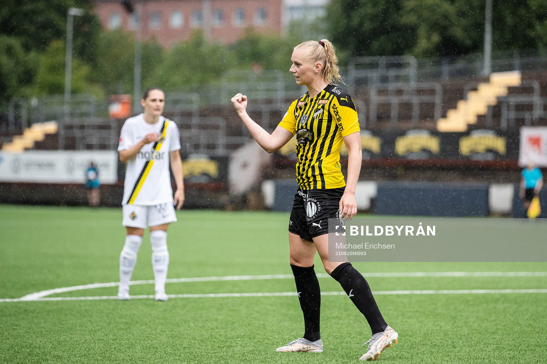 Häckens Stina Blackstenius jublar efter 2-0 under fotbollsmatchen i Damallsvenskan mellan Häcken och AIK den 20 juni 2021 i Göteborg. 