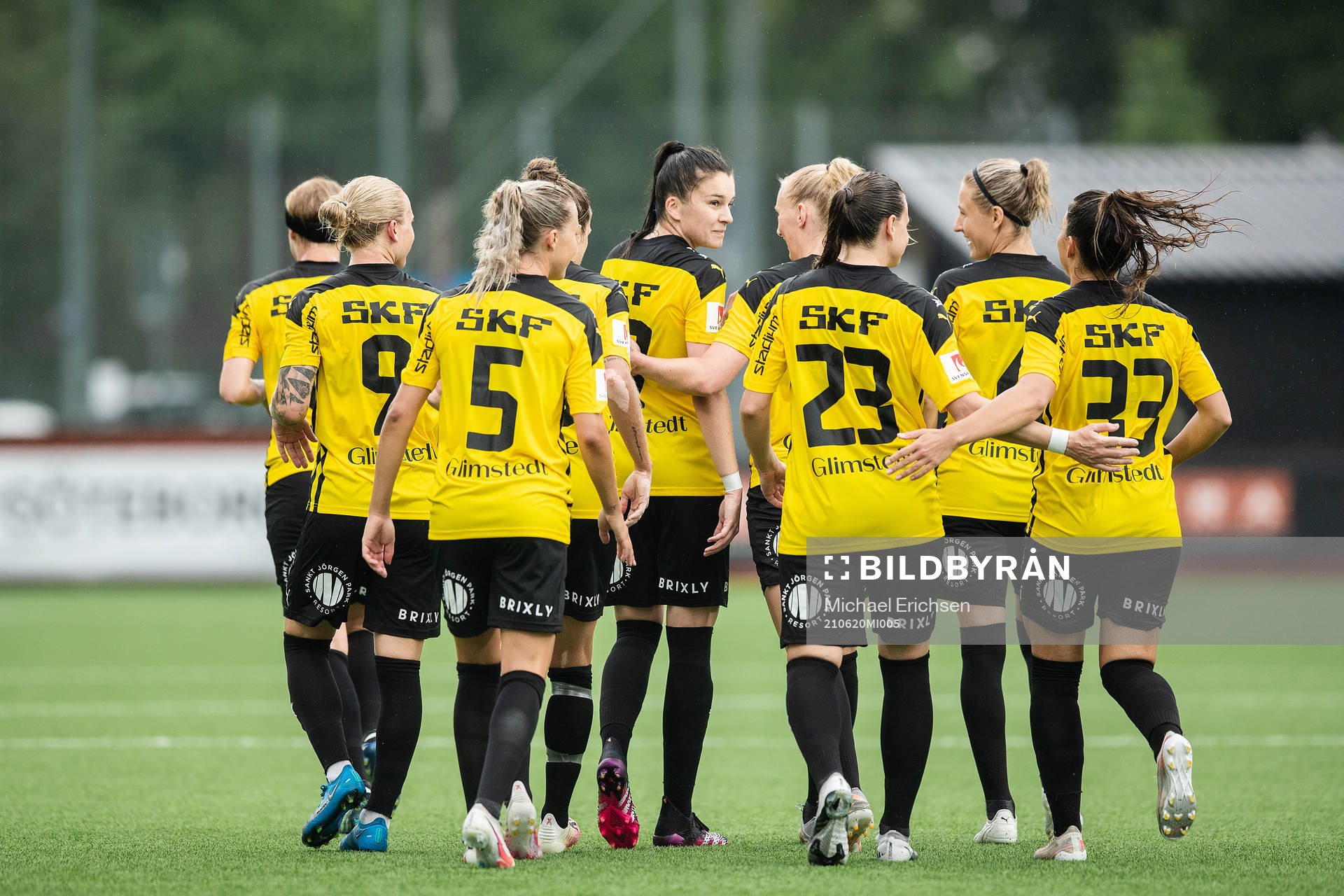 Häckens Anna Julia Csiki jublar