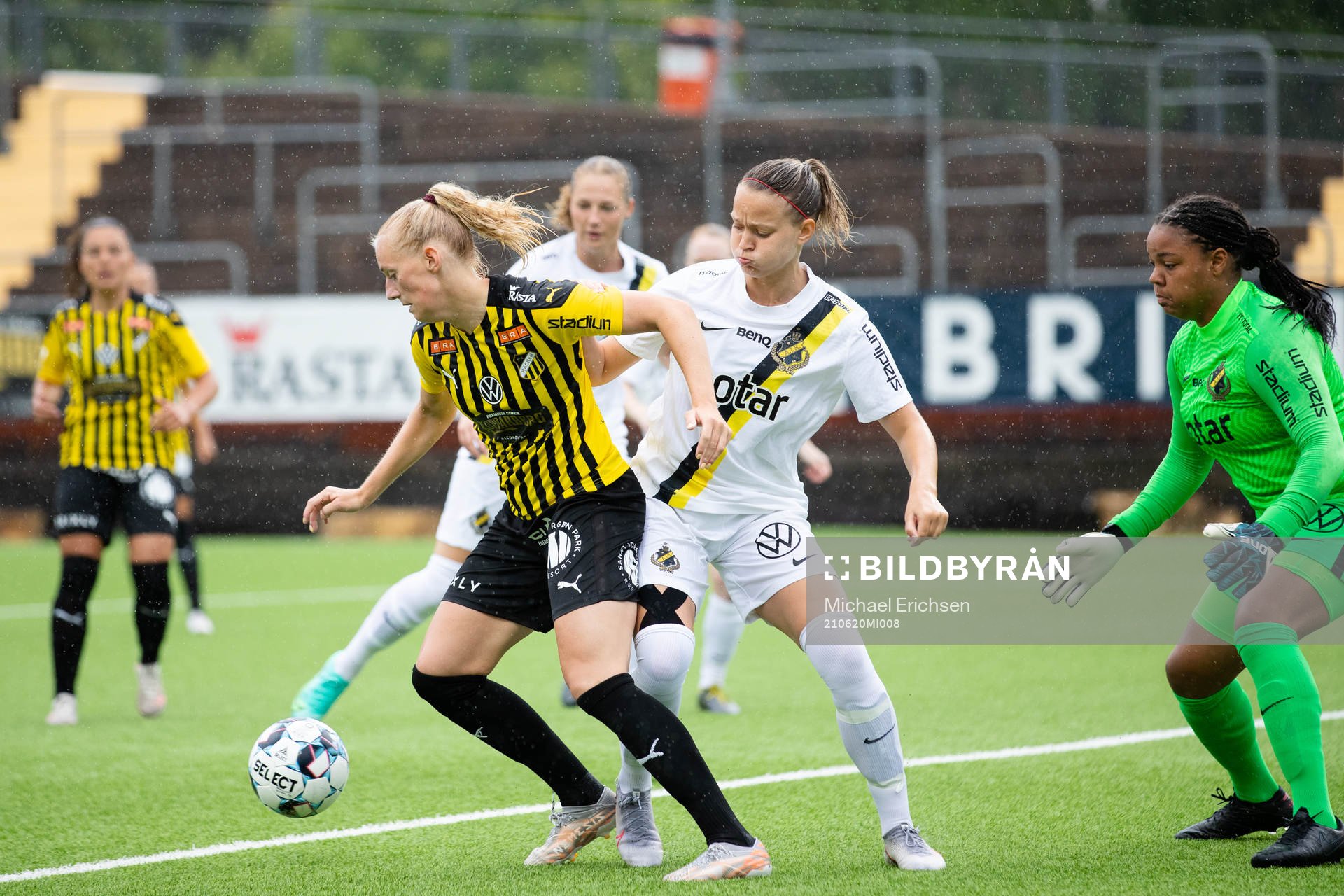 s Evelina Finndell och skjuter 1-0
