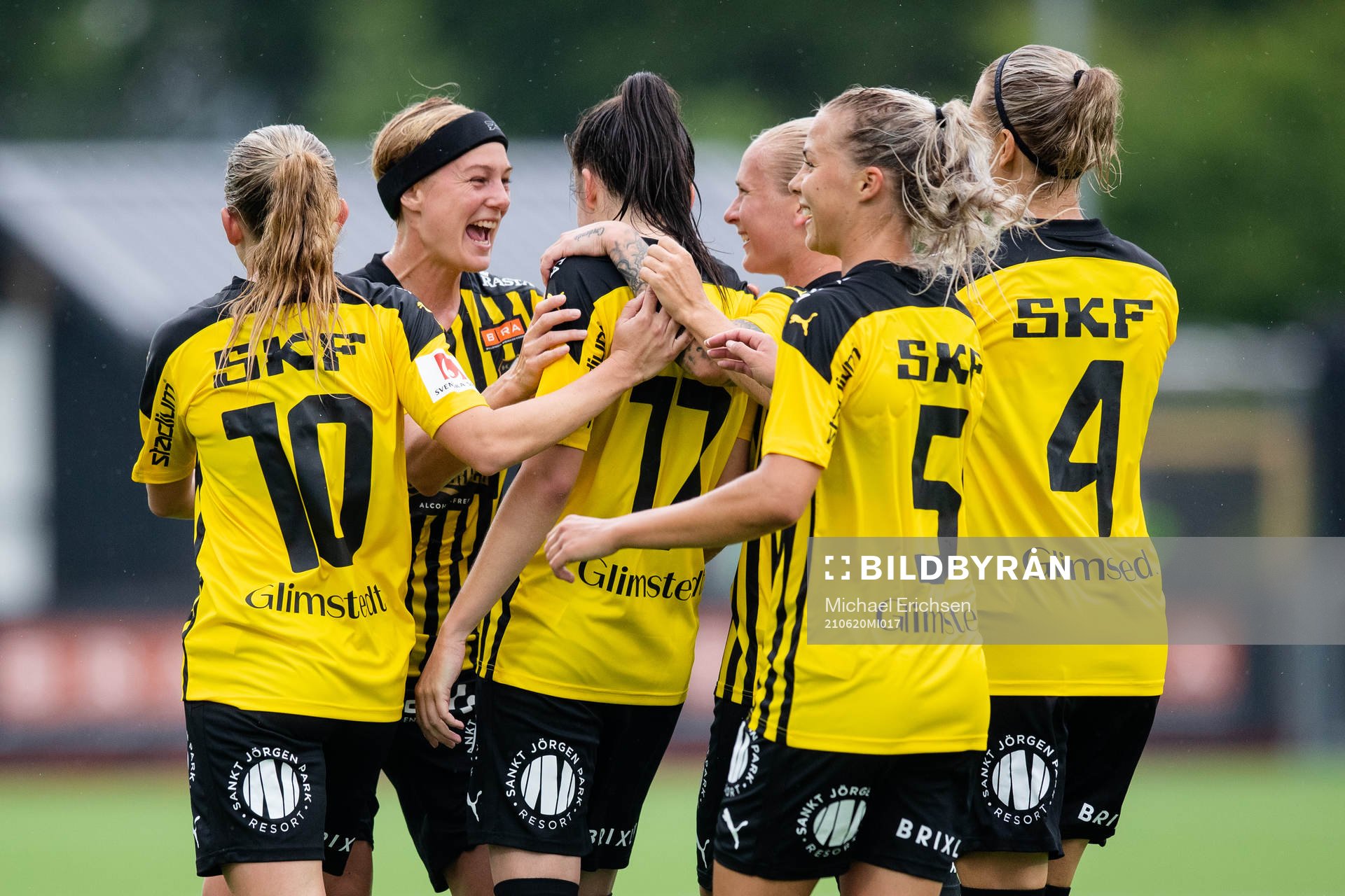 Häckens Anna Julia Csiki jublar efter med lagkamrater efter 4-0 under fotbollsmatchen i Damallsvenskan mellan Häcken och AIK den 20 juni 2021 i Göteborg.