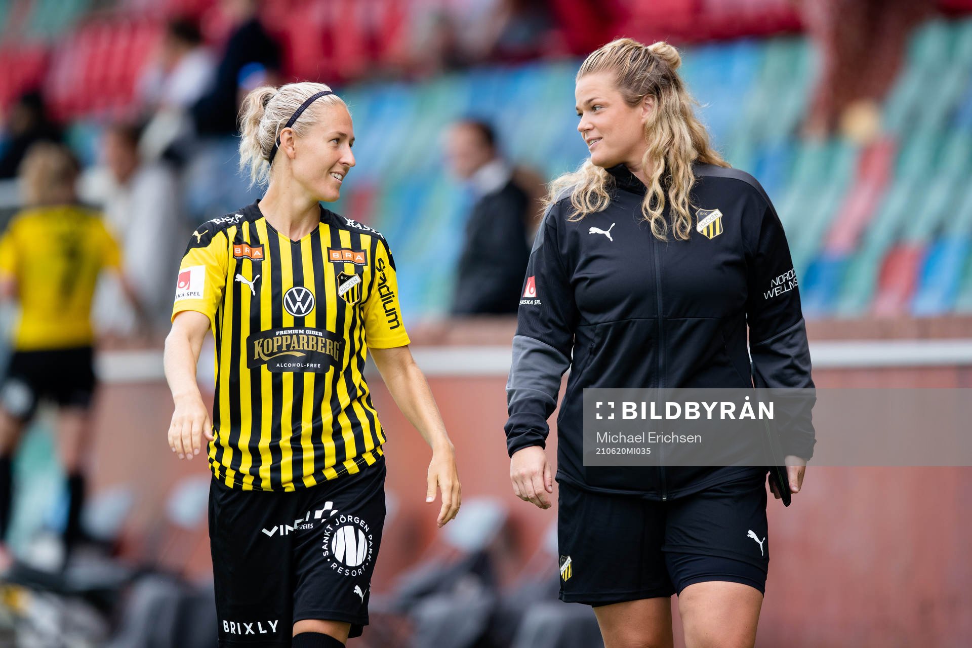 Häckens Emma Kullberg och assisterande tränare Erika Faith efter fotbollsmatchen i Damallsvenskan mellan Häcken och AIK den 20 juni 2021 i Göteborg.