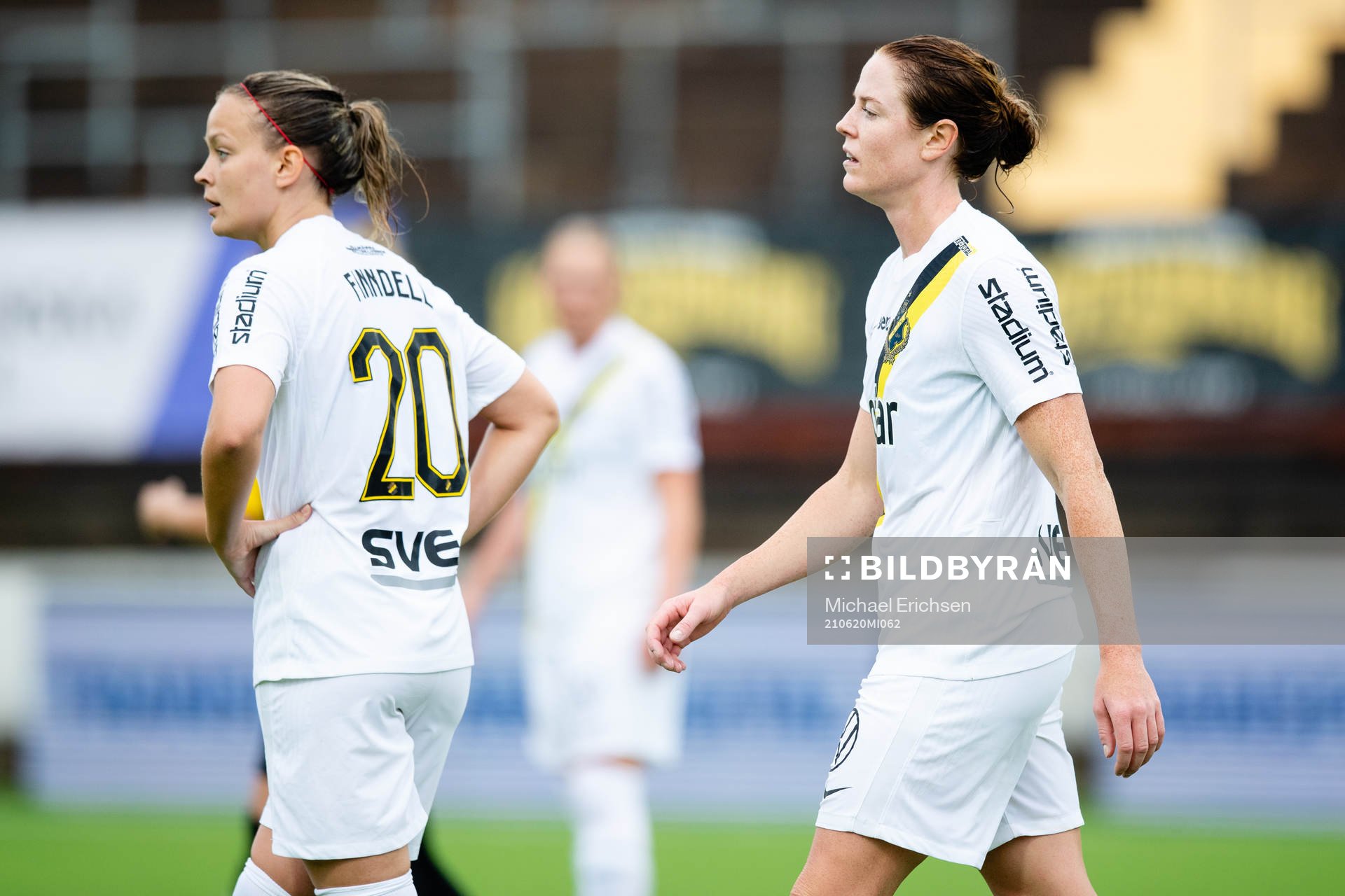 s Evelina Finndell och Sara Nordin deppar