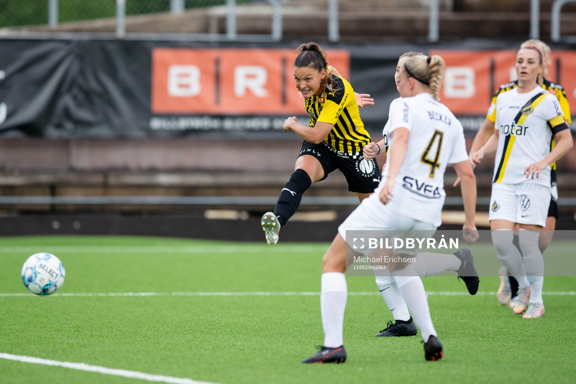 Häckens Johanna Rytting Kaneryd skjuter ett skott