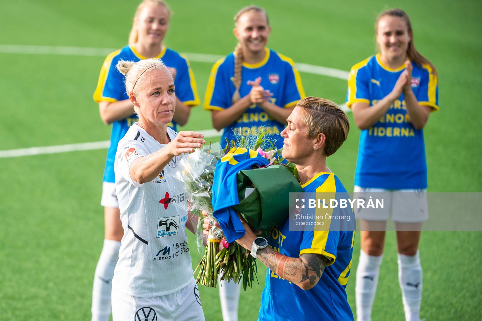 Rosengårds sportchef Therese Sjögran delar ut blommor