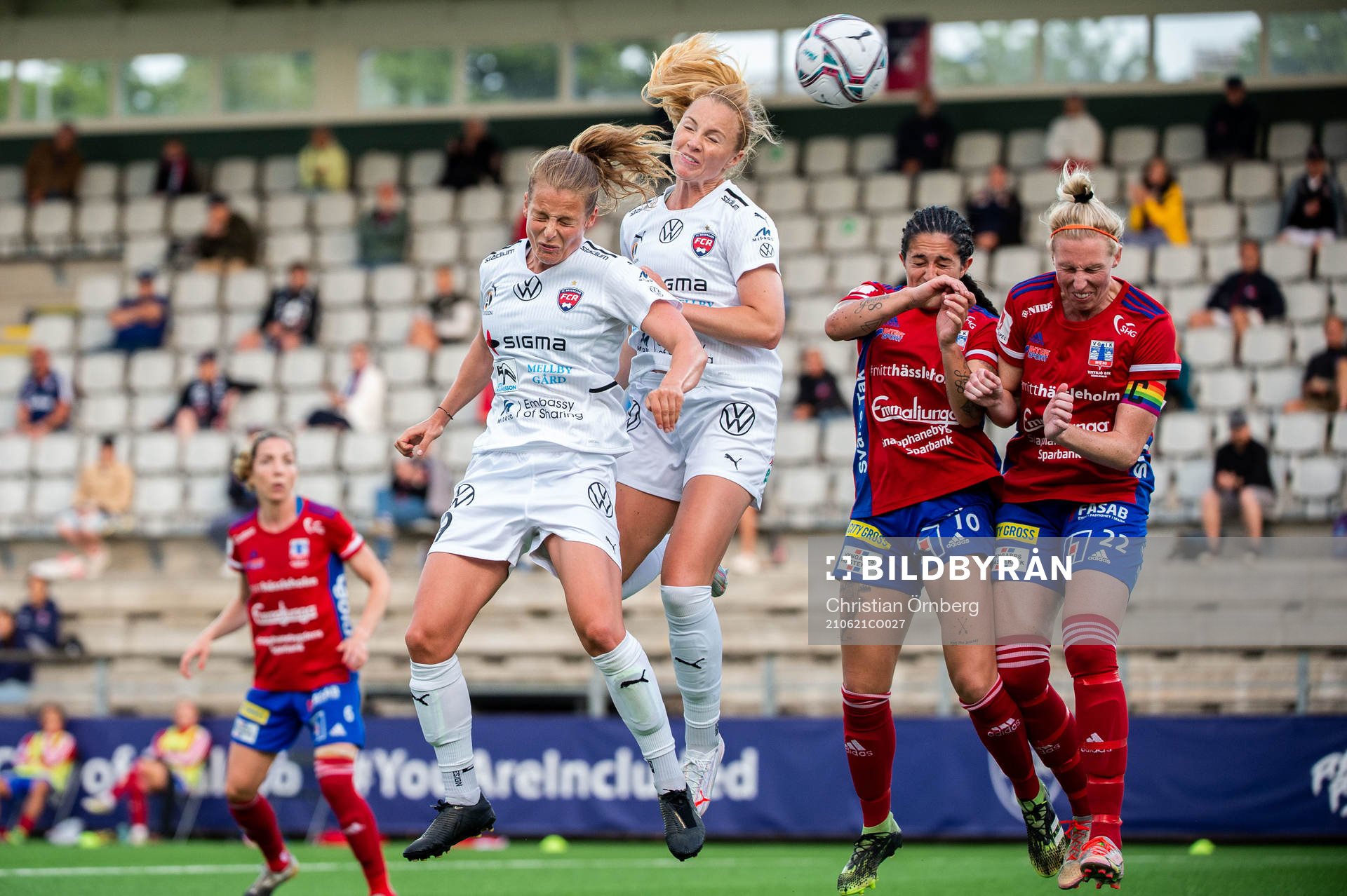 Rosengårds Anna Anvegård och Glódís Perla Viggósdóttir i duell med Vittsjös Fernanda Da Silva och Sandra Adolfsson under fotbollsmatchen i Damallsvenskan mellan FC Rosengård och Vittsjö den 21 juni 2021 i Malmö.