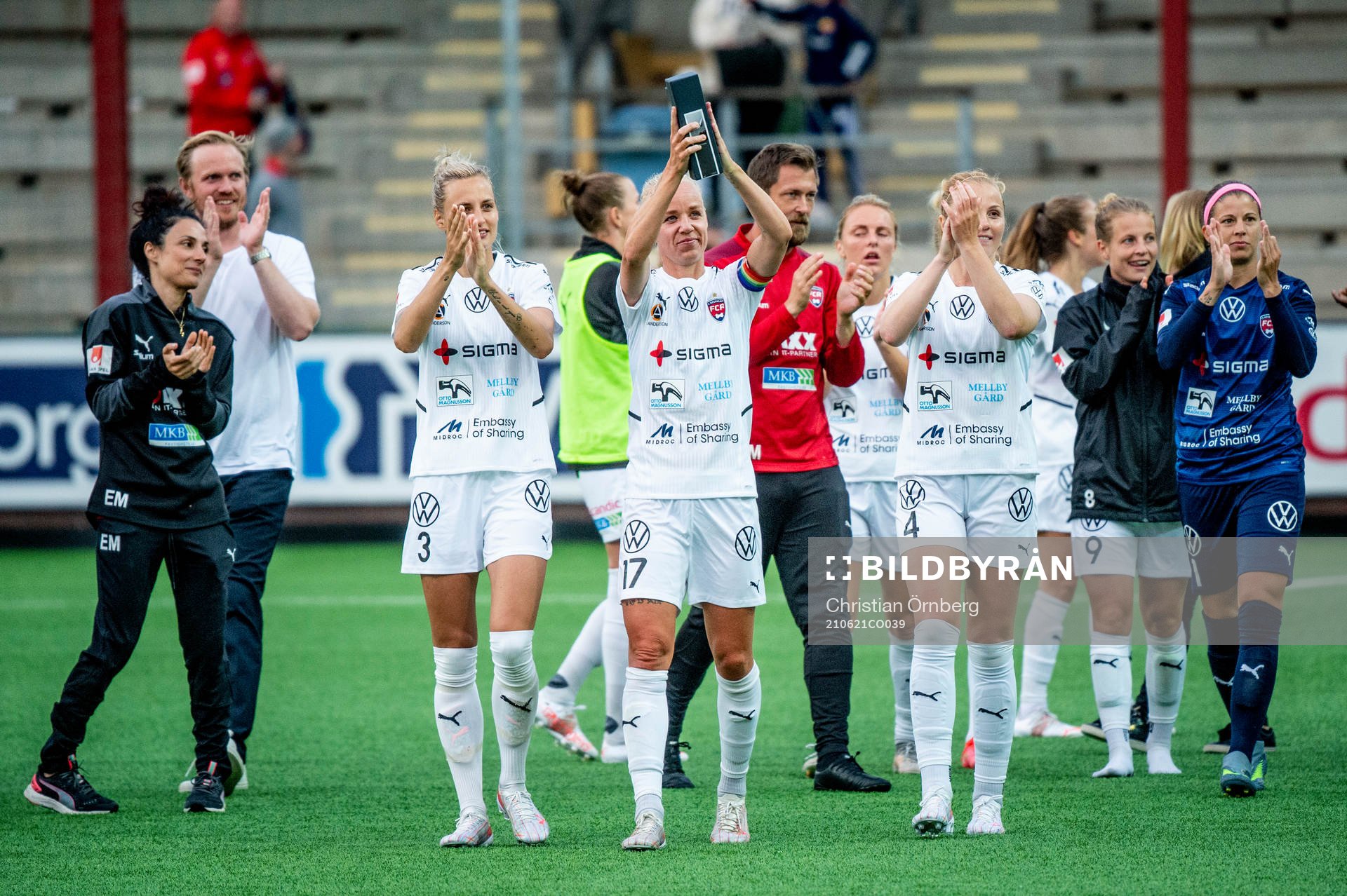 Rosengårds Nathalie Björn, Caroline Seger och Glódís Perla Viggósdóttir jublar med publiken efter vinsten i fotbollsmatchen i Damallsvenskan mellan FC Rosengård och Vittsjö den 21 juni 2021 i Malmö.