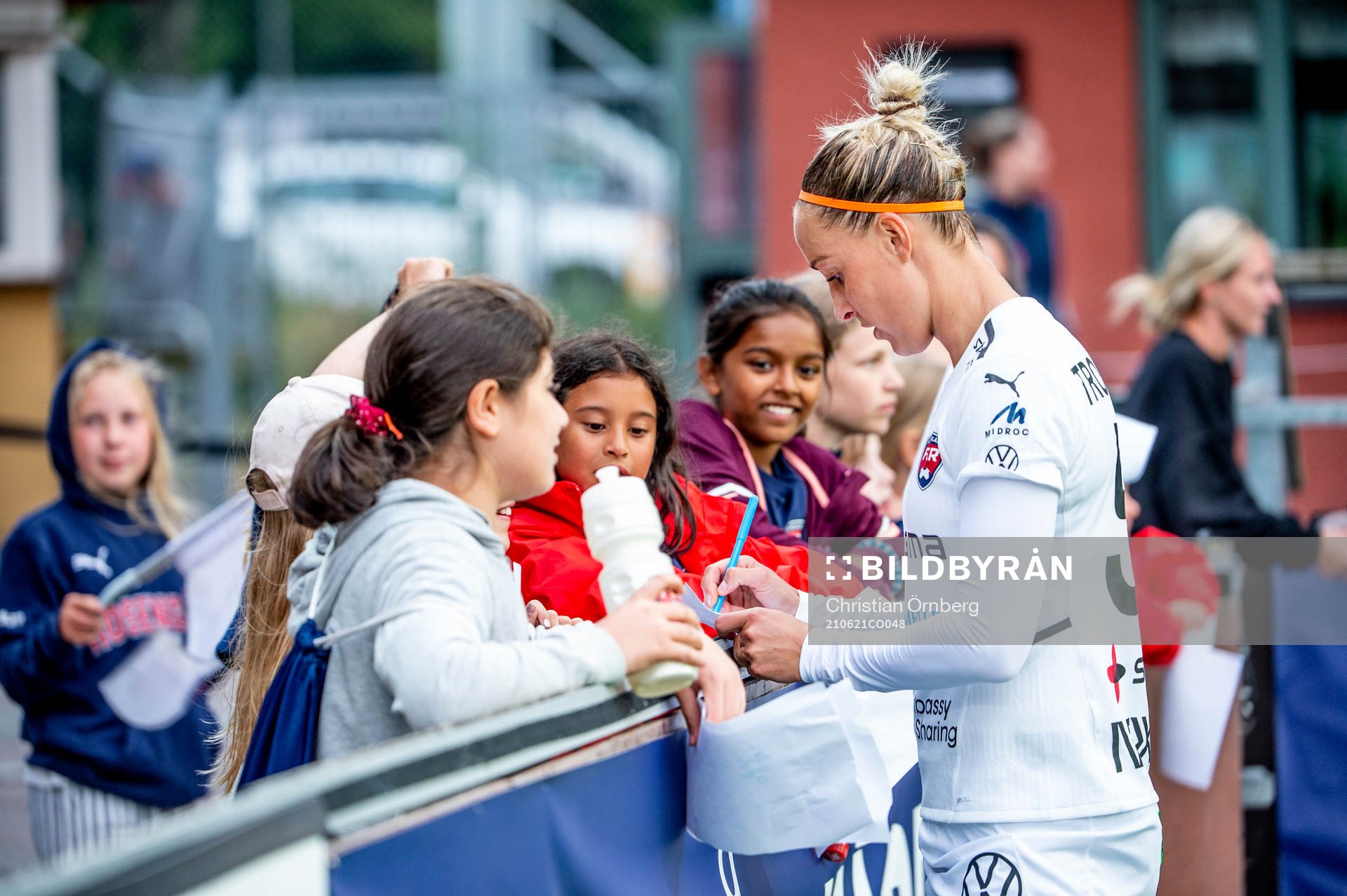 Rosengårds Sanne Troelsgaard skriver autografer