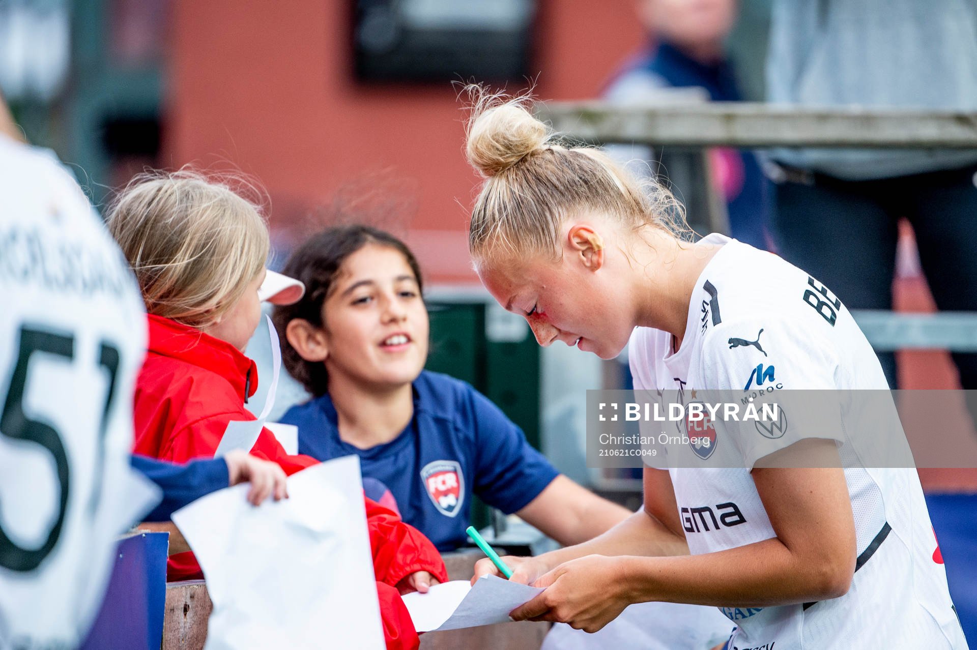 Rosengårds Hanna Bennison skriver autografer