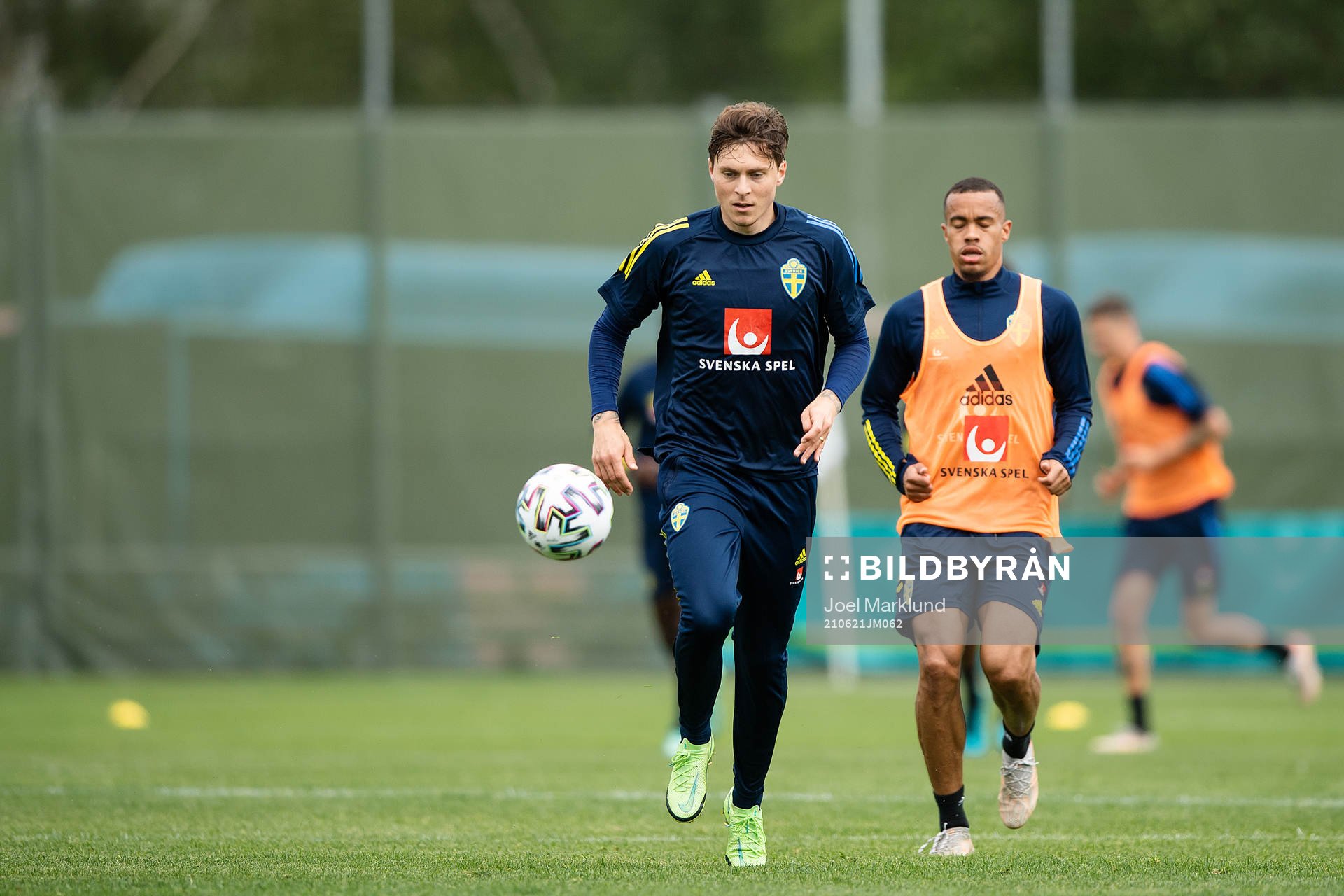Victor Nilsson Lindelöf and Robin Quaison of the Swedish