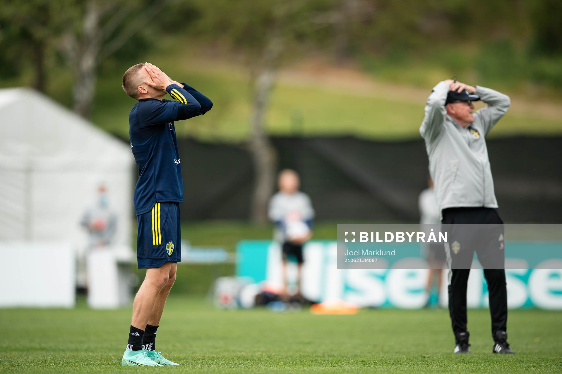 Ludwig Augustinsson and head coach Janne Andersson of the