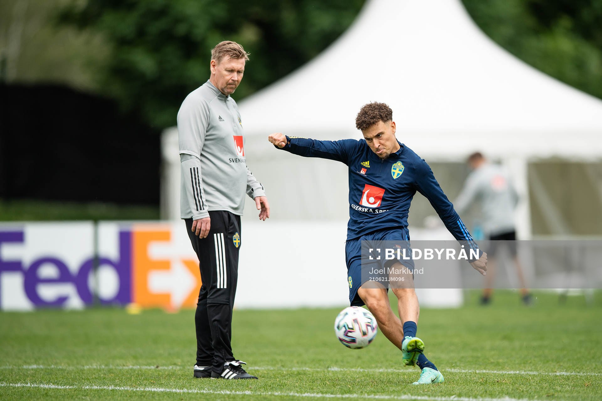 assistant coach Peter Wettergren and Jordan Larsson of the
