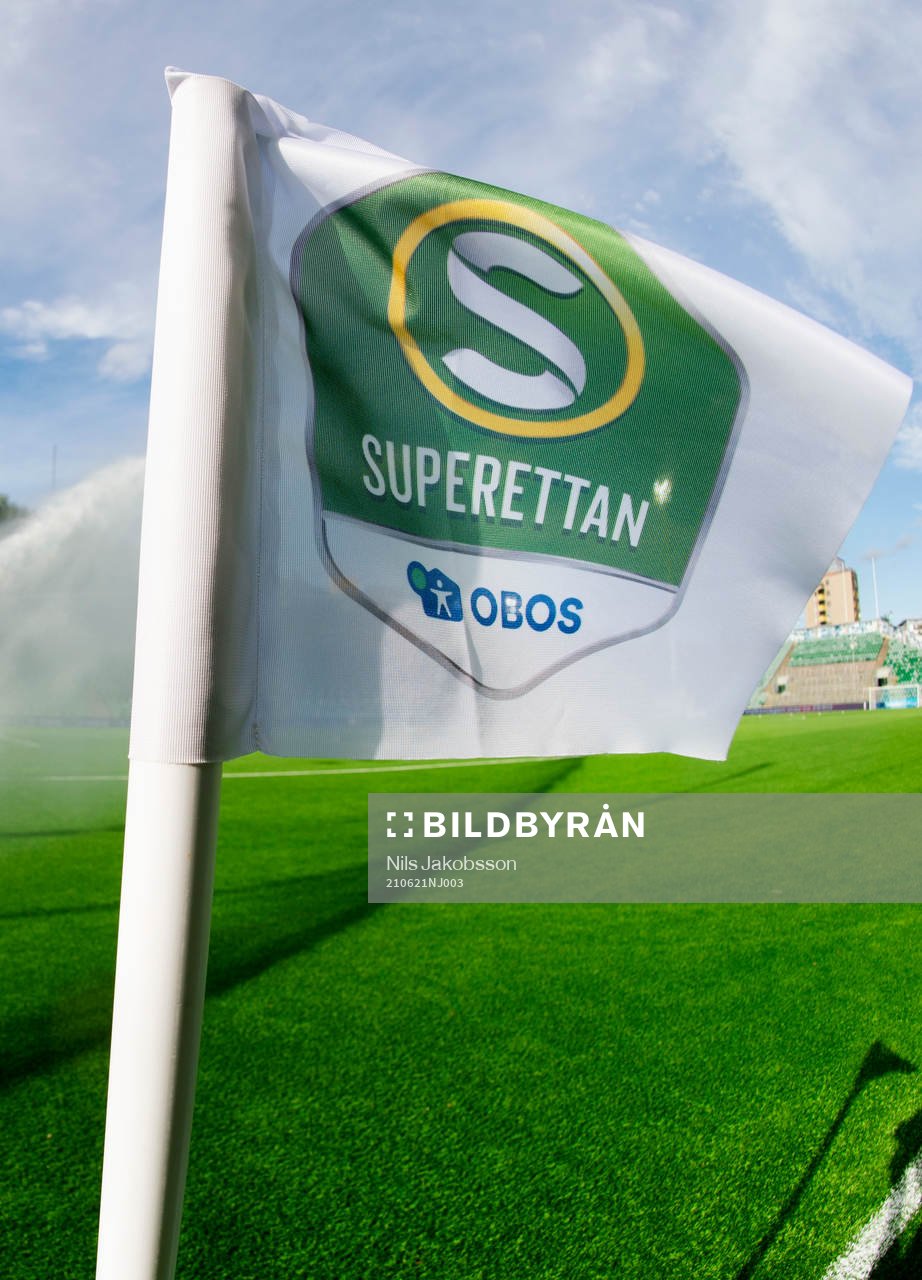 En hörnflagga med Superettans emblém innan