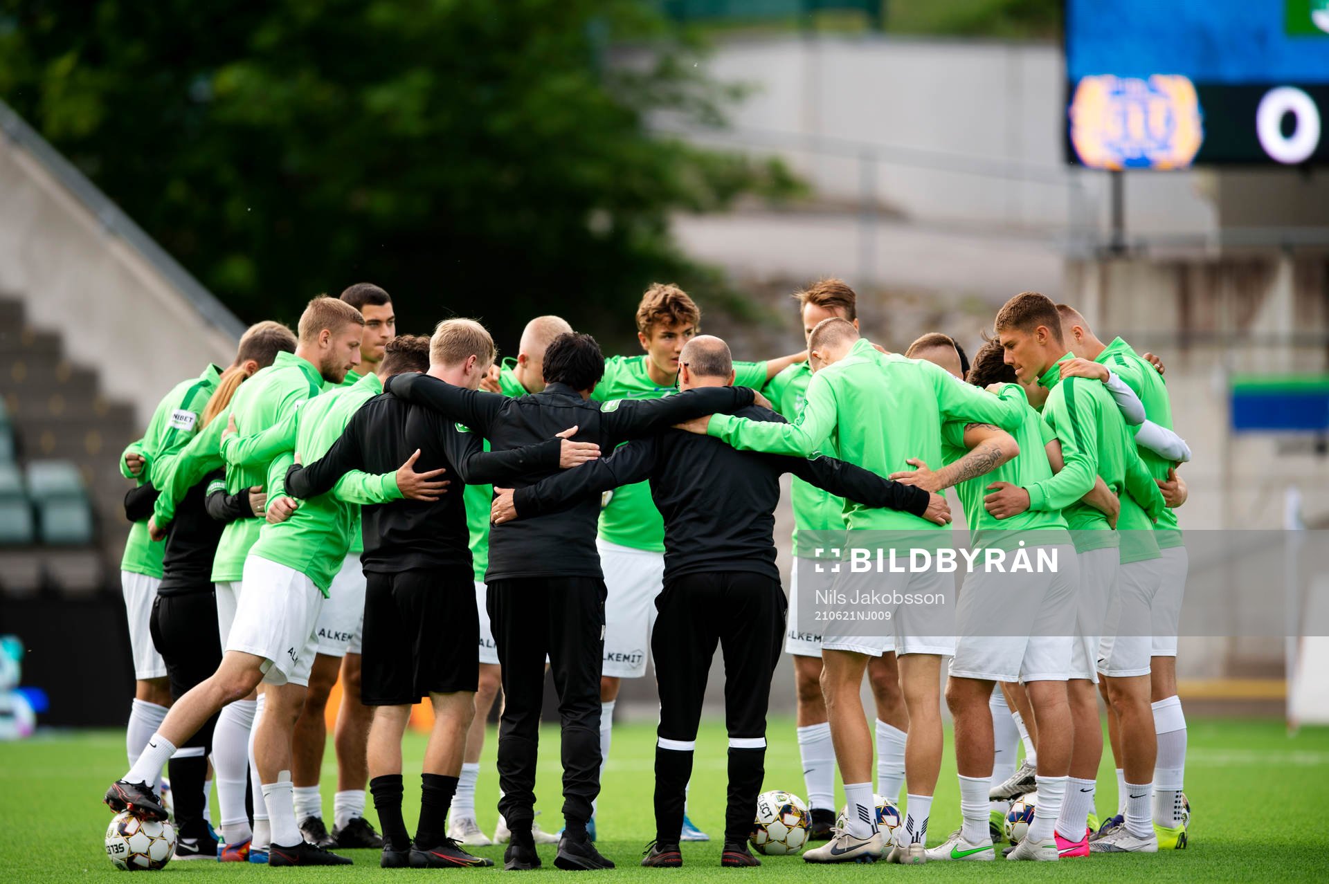 Västerås spelare samlas innan fotbollsmatchen i Superettan mellan GIF Sundsvall och Västerås SK den 21 juni 2021 i Sundsvall. 