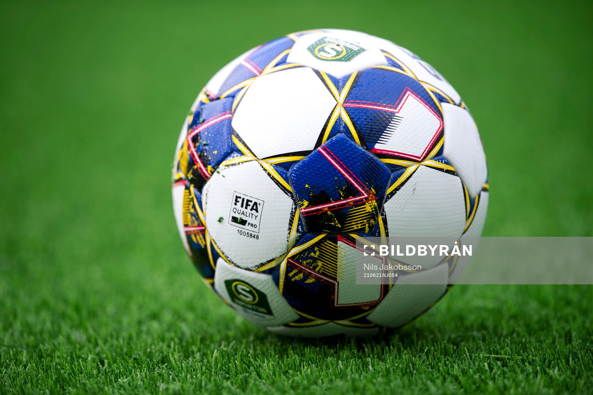 En boll innan fotbollsmatchen i Superettan mellan GIF