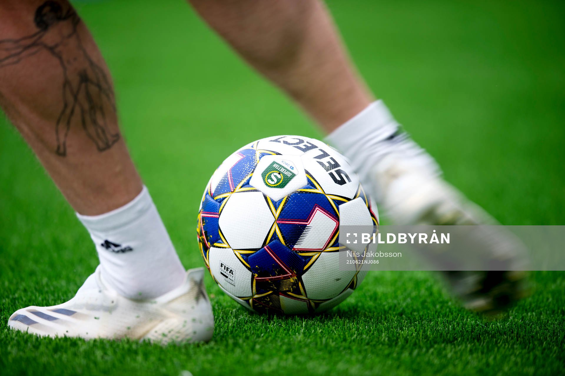 En boll innan fotbollsmatchen i Superettan mellan GIF