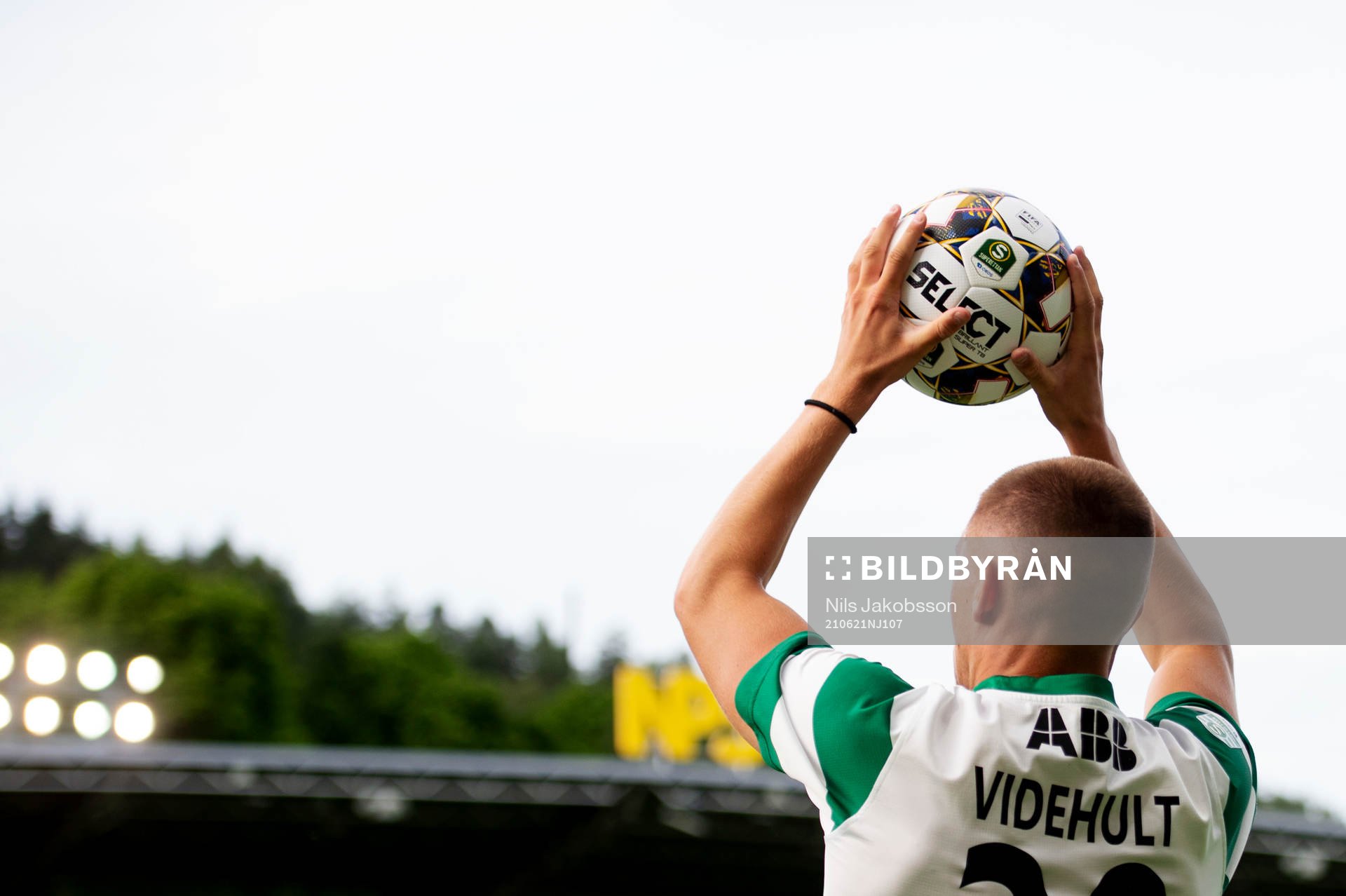 Västerås William Videhult med ett inkast under fotbollsmatchen i Superettan mellan GIF Sundsvall och Västerås SK den 21 juni 2021 i Sundsvall.