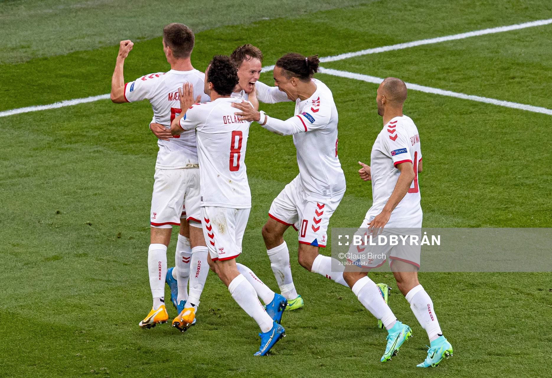 [DK=20210621: Målscorer Mikkel Damsgaard, Danmark jubler